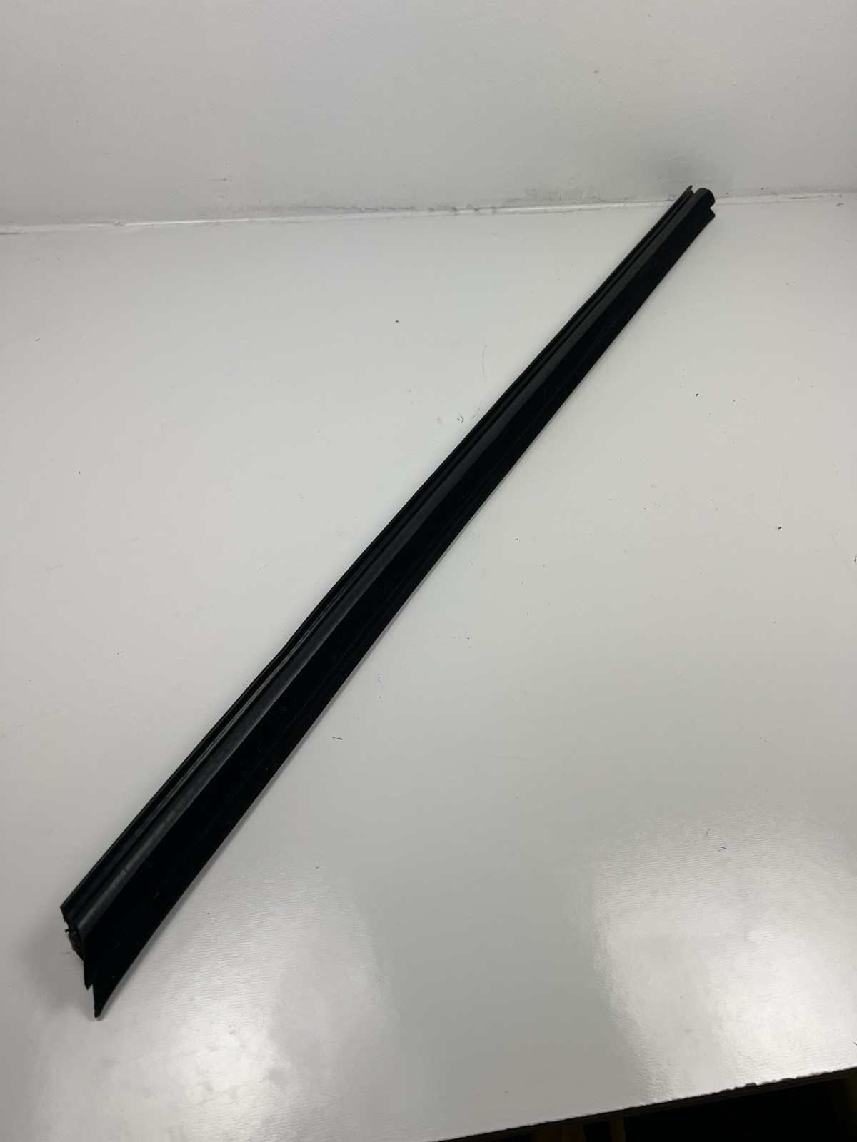2005-2010 CHRYSLER 300 Front Left Driver Side Door Bottom Lower Rubber SEAL OEM