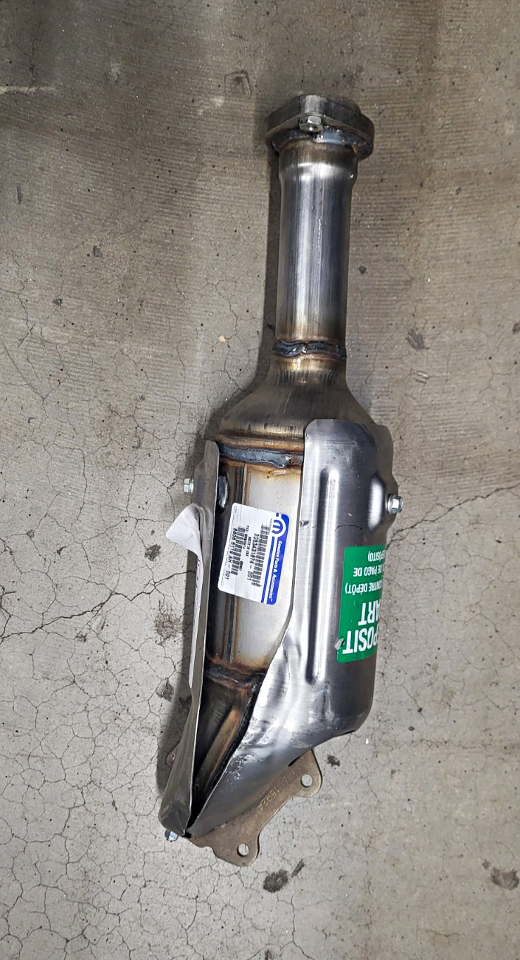 12-18 jeep Genuine Mopar Exhaust Pipe And Converter Right 68085119AH 12-18 jeep Genuine Mopar Exhaust Pipe And Converter Right 68085119AH