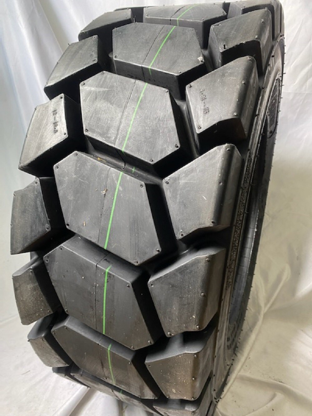 12-16.5, 12X16.5 14 PR ROAD CREW L4 HD SKID STEER RIM GUARD TIRE FOR BOBCAT 12-16.5, 12X16.5 14 PR ROAD CREW L4 HD SKID STEER RIM GUARD TIRE FOR BOBCAT