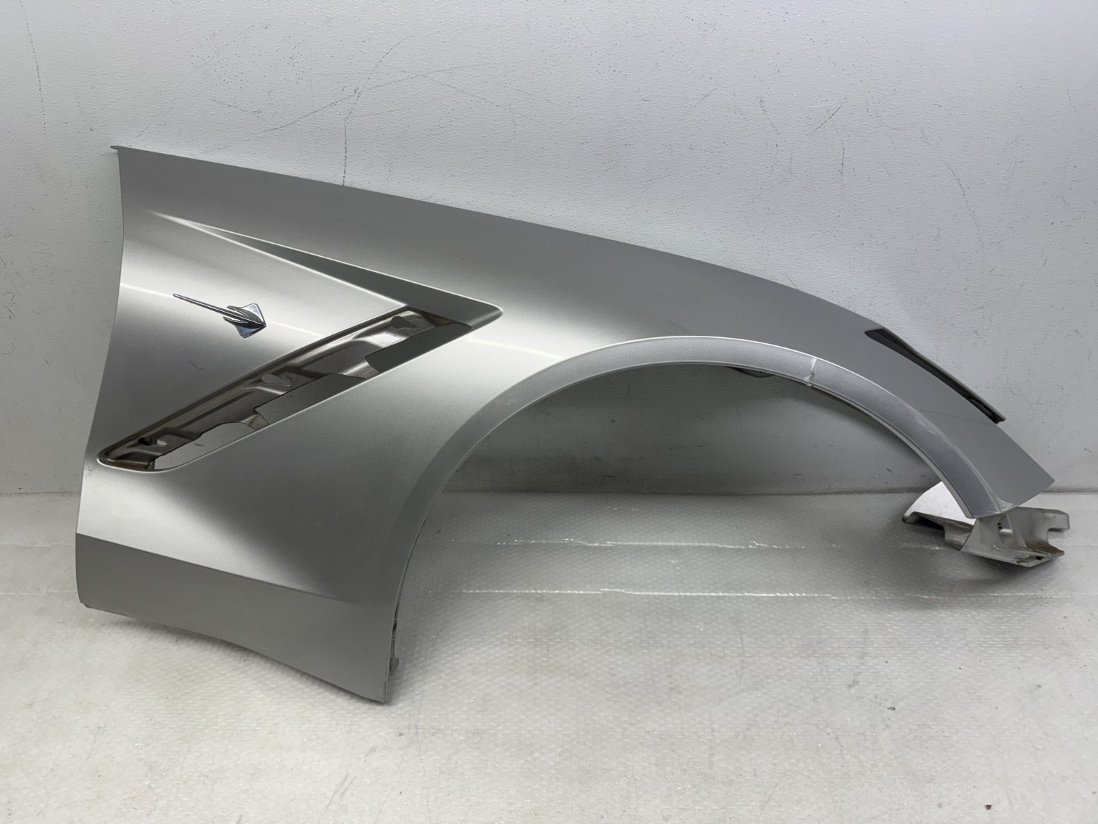 2014-2019 CHEVY CORVETTE STINGRAY 6.2L FRONT RIGHT FENDER PANEL Silver OEM 2014-2019 CHEVY CORVETTE STINGRAY 6.2L FRONT RIGHT FENDER PANEL Silver OEM