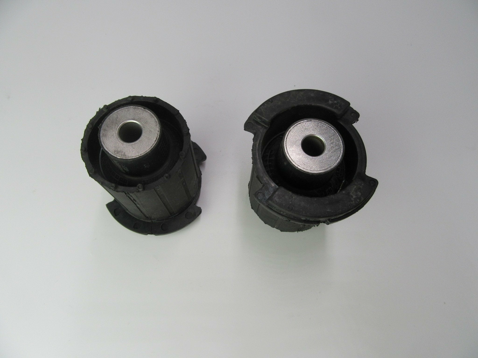 Rolls Royce Phantom Drophead Coupe upper control arms wishbone top bushing 348