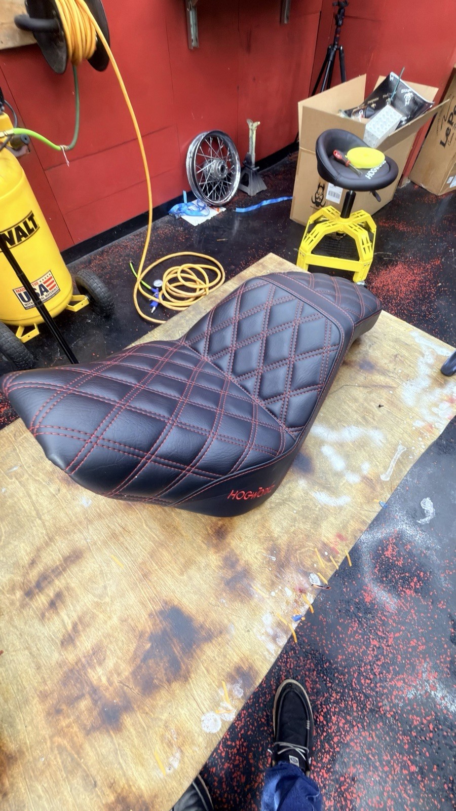 Hogworkz Rise Up Seat Red Stiching Hogworkz Rise Up Seat Red Stiching