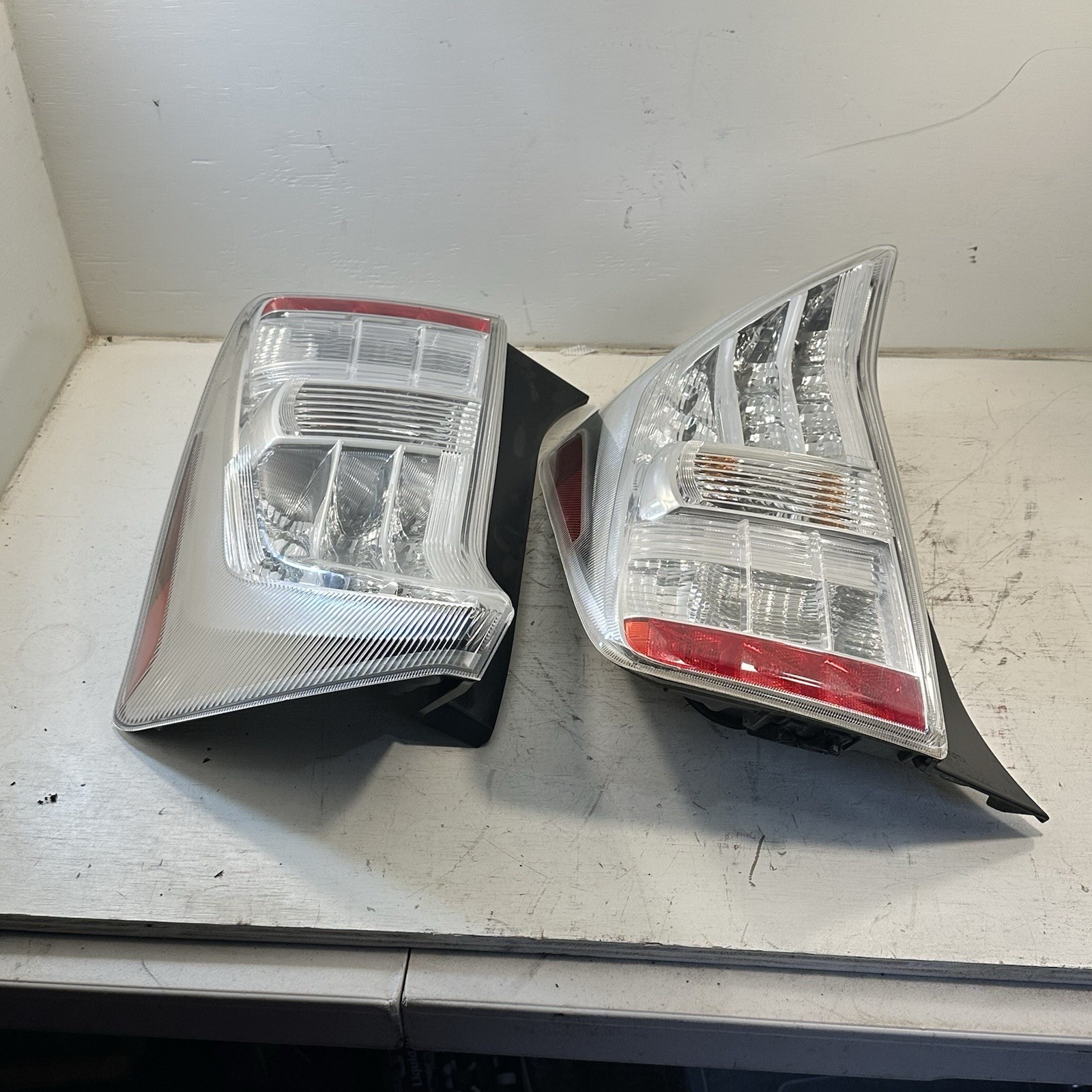 GENUINE TOYOTA PRIUS ZVW30 REAR TAIL LIGHTS LAMPS JDM OEM STANLEY P4737 P8007 GENUINE TOYOTA PRIUS ZVW30 REAR TAIL LIGHTS LAMPS JDM OEM STANLEY P4737 P8007
