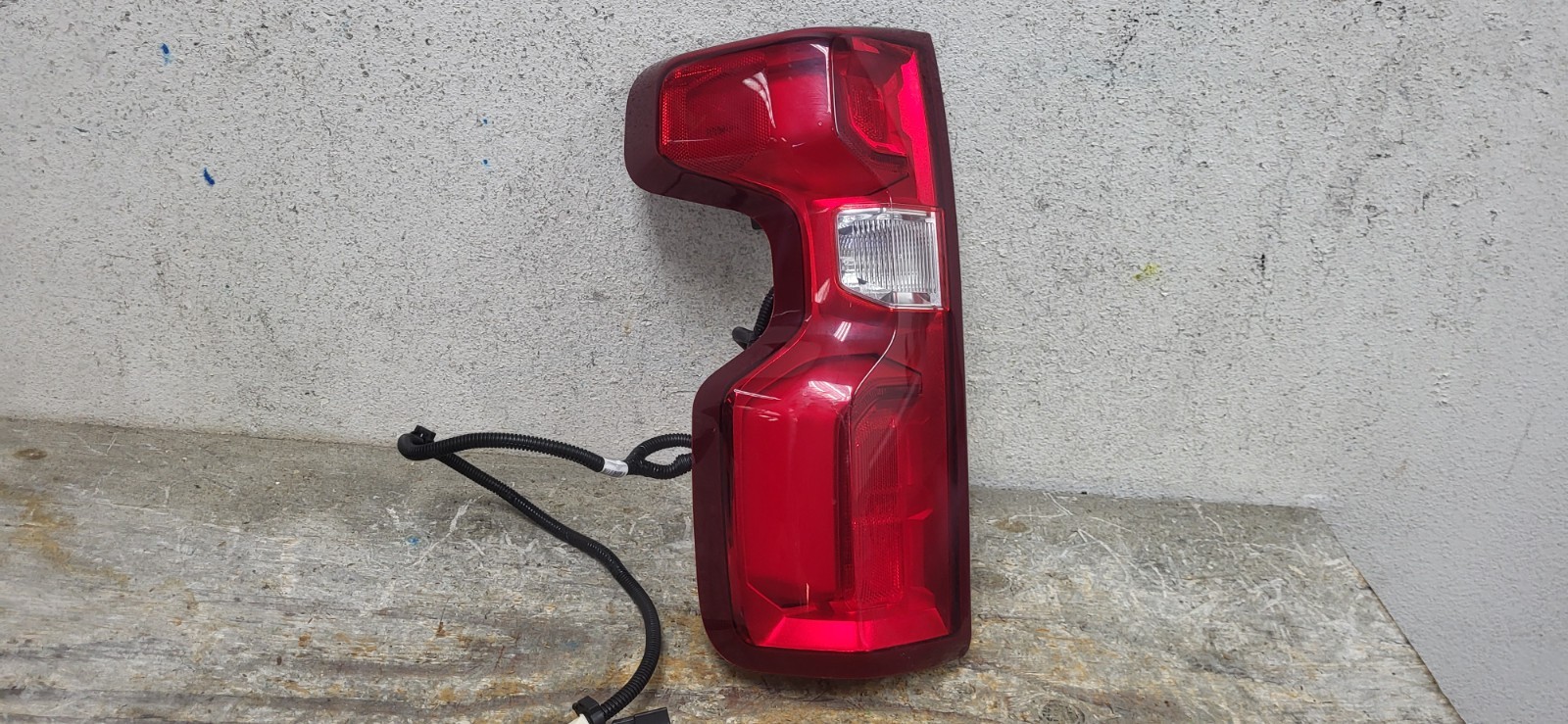 2019-2021 CHEVROLET SILVERADO TAIL LIGHT DRIVER SIDE USED OEM LED  *DC9068