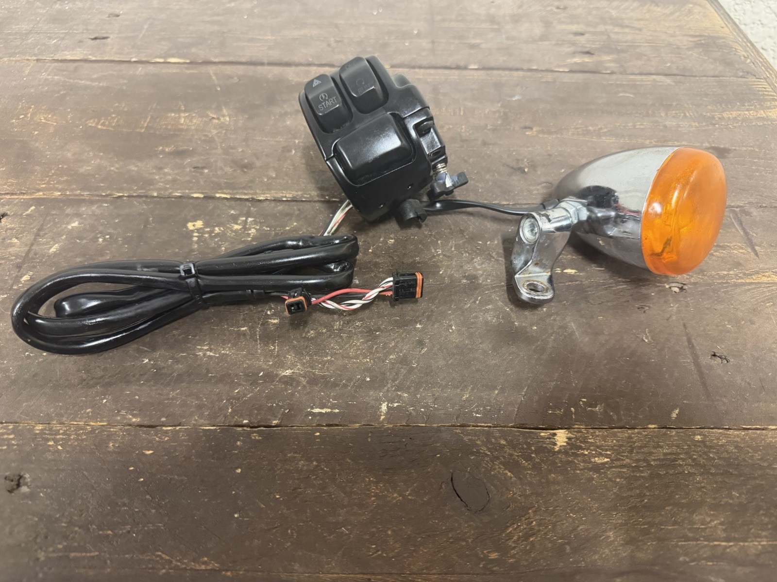 2012 Harley Dyna FXDF Fat Bob Right Engine Start Kill Switches Control 72946-12 2012 Harley Dyna FXDF Fat Bob Right Engine Start Kill Switches Control 72946-12