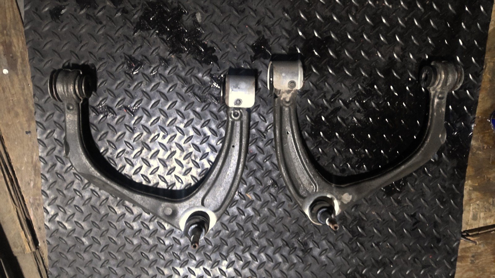 19-21 Silverado Front Upper Control Arms 84437972 New Take Off NTO OEM Factory 19-21 Silverado Front Upper Control Arms 84437972 New Take Off NTO OEM Factory