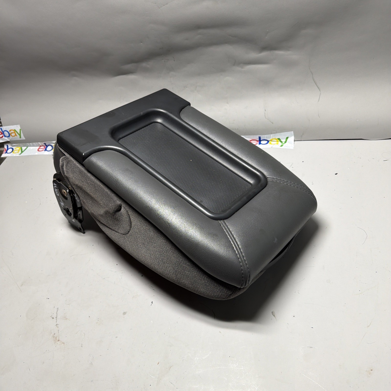 99-06 Chevy GMC Silverado Sierra Avalanche Center Console Arm Rest Jump Seat 2