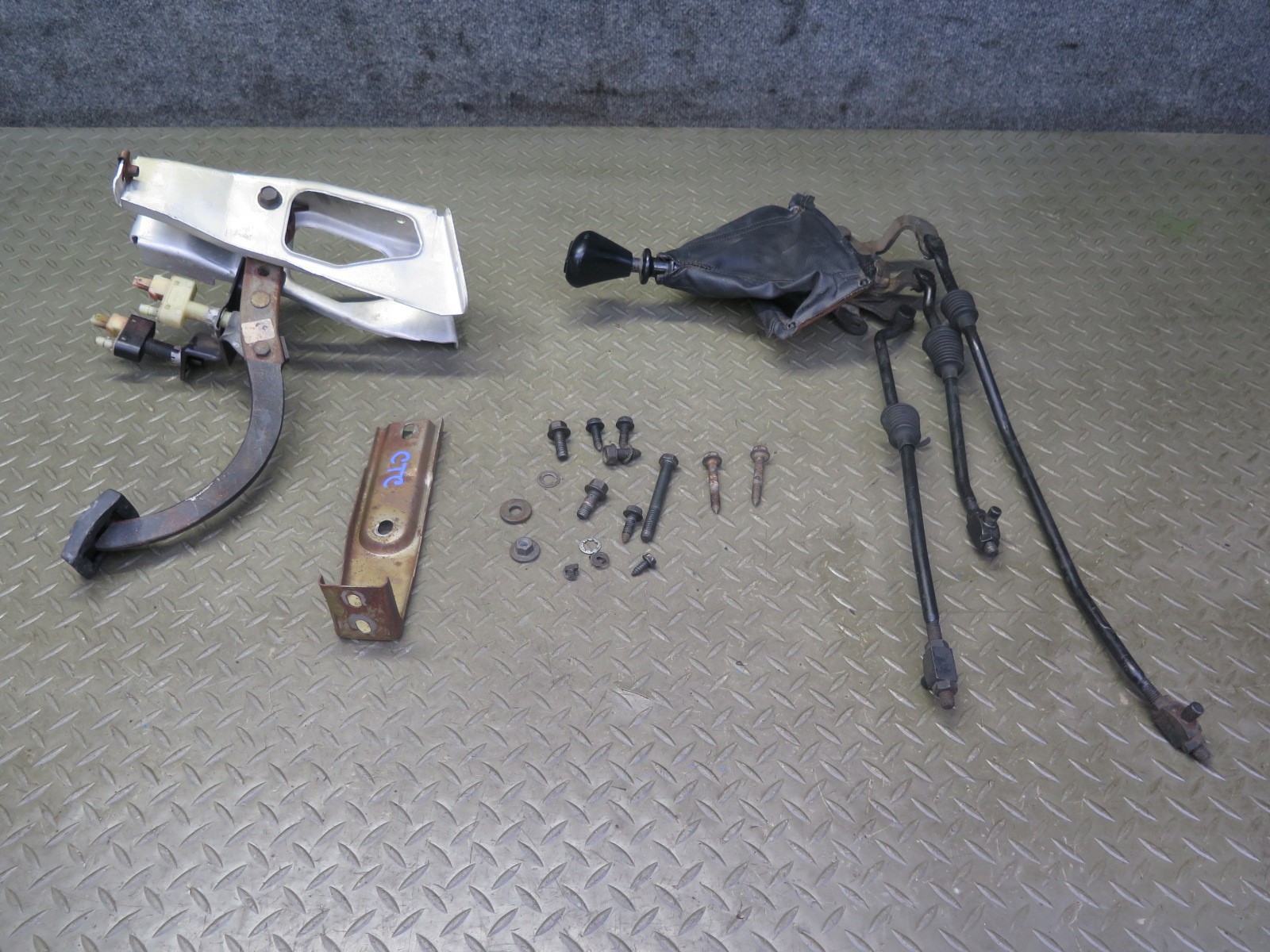 84-88 CHEVROLET CORVETTE C4 M/T GEARSHIFTER W LINKAGE & BRAKE PEDAL SET OEM