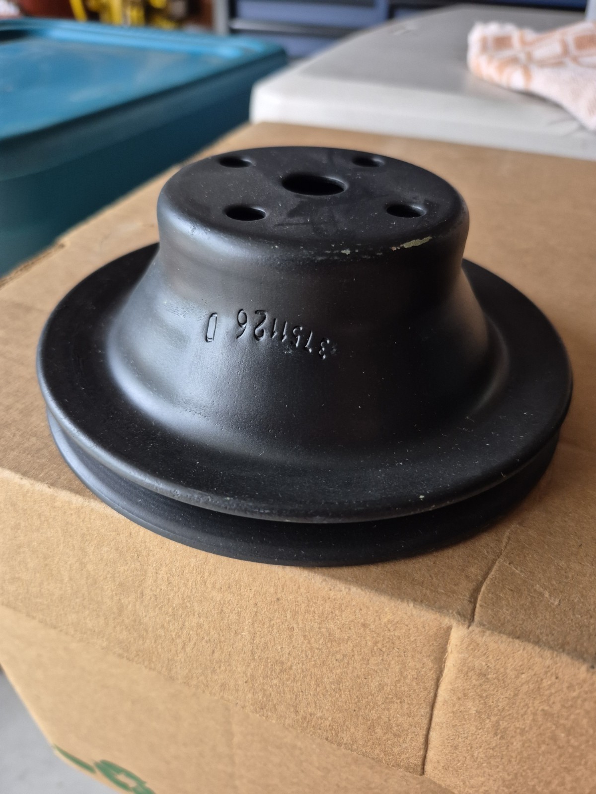 4 MOPAR PULLEYS (2) SINGLE GROOVE WATER PUMP (2) DUAL GROOVE CRANK PULLEYS