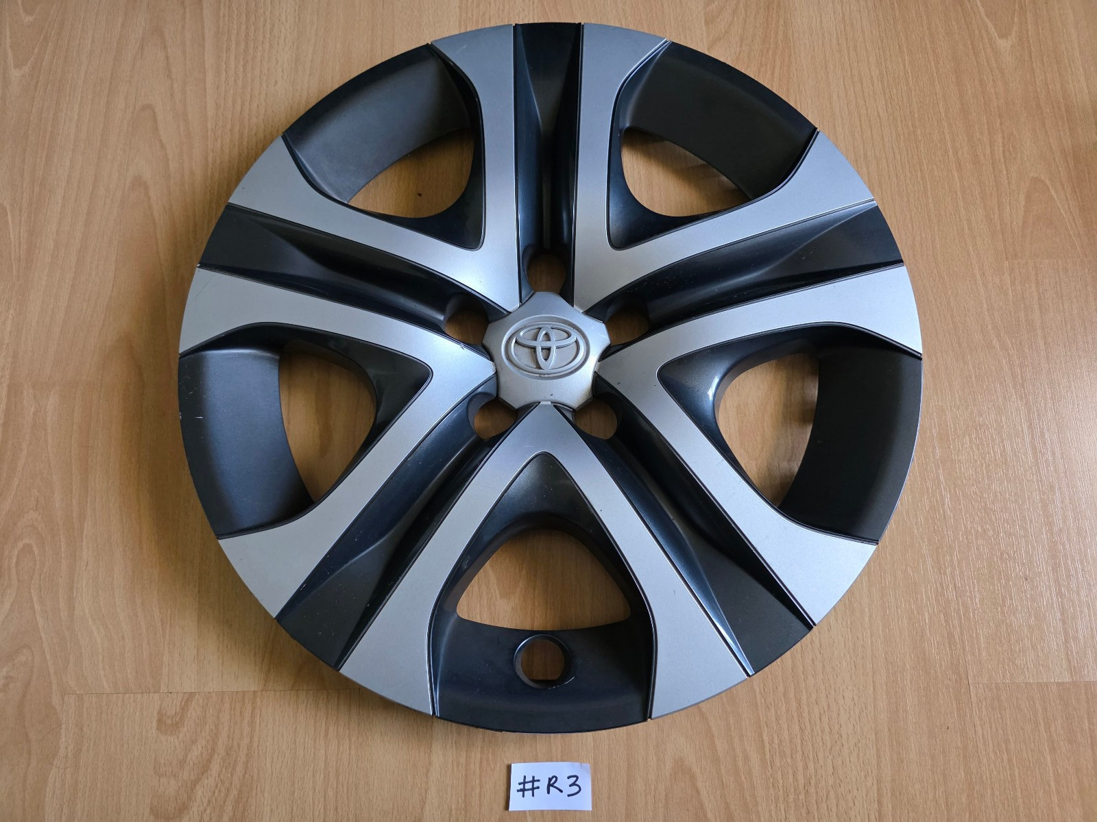 (1x) Genuine OEM 2016-2018 Toyota RAV4 LE 17\ (1x) Genuine OEM 2016-2018 Toyota RAV4 LE 17\