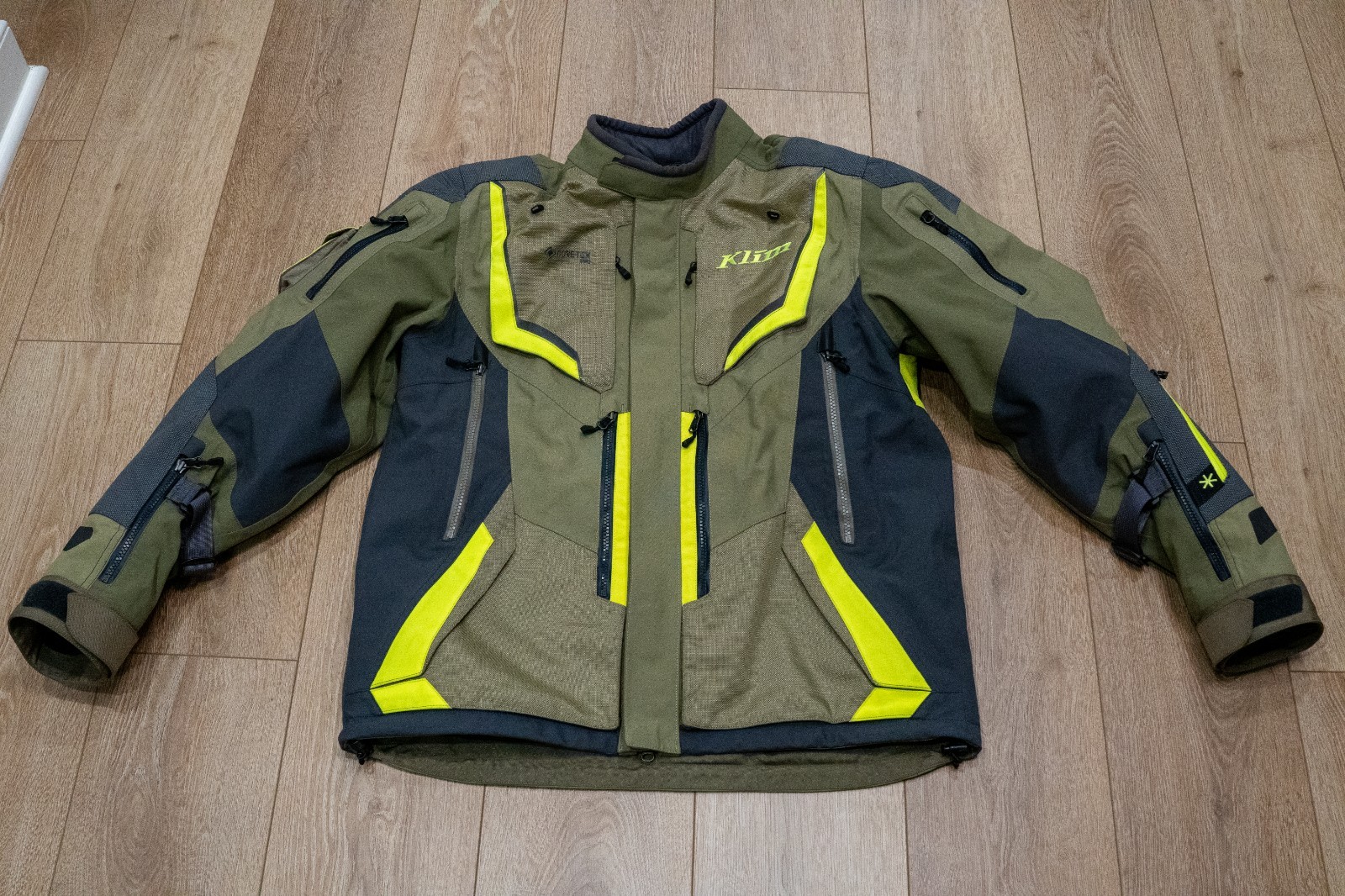 KLIM Badlands Pro GORE-TEX Pro Motorcycle Jacket Men's Large Sage Hi-Viz D3O