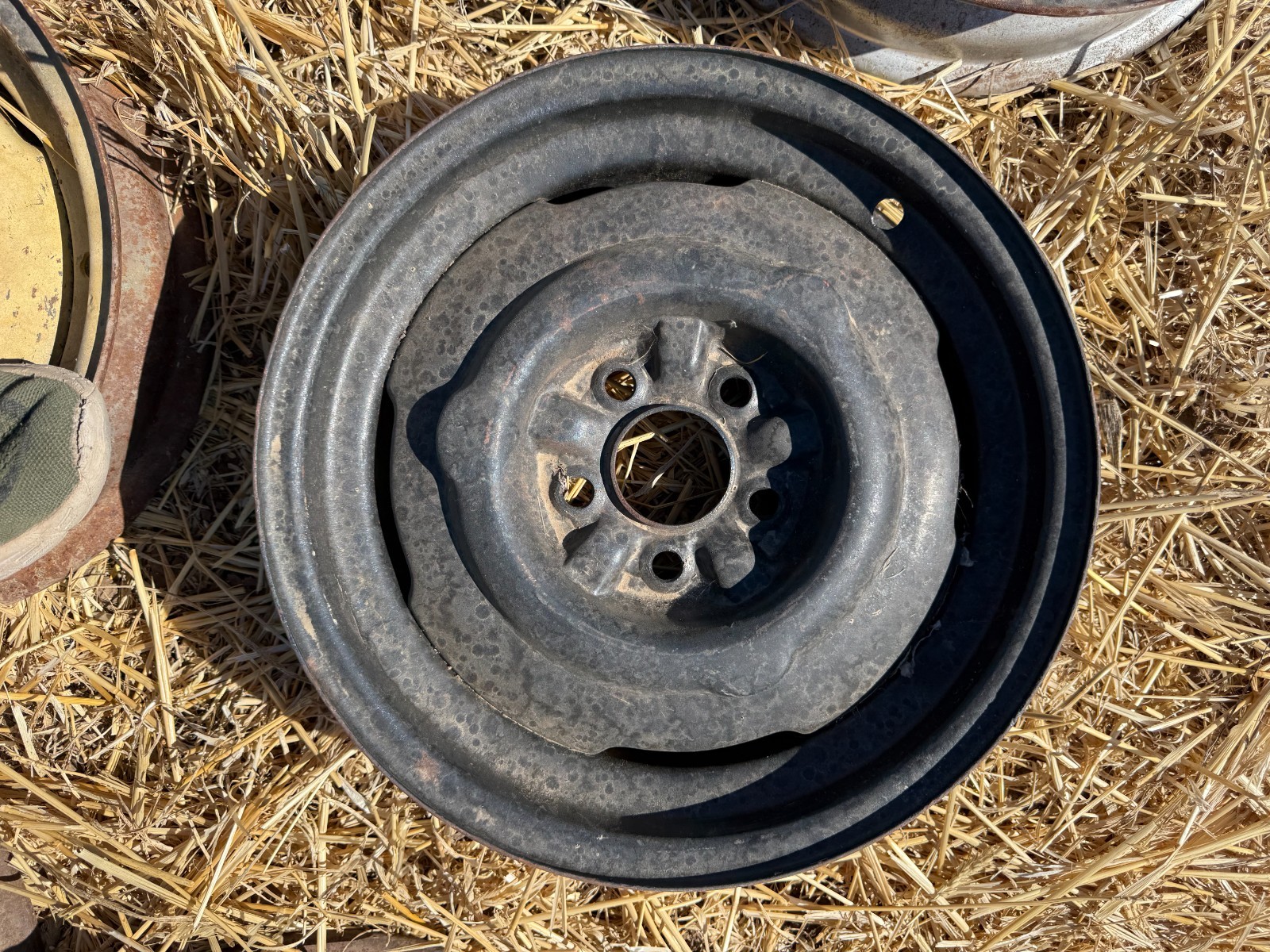 16x4 Ford wheel 1949 1950 1951 STANDARD CUSTOM DELUXE COUPE CRETLINER VICTORIA 16x4 Ford wheel 1949 1950 1951 STANDARD CUSTOM DELUXE COUPE CRETLINER VICTORIA