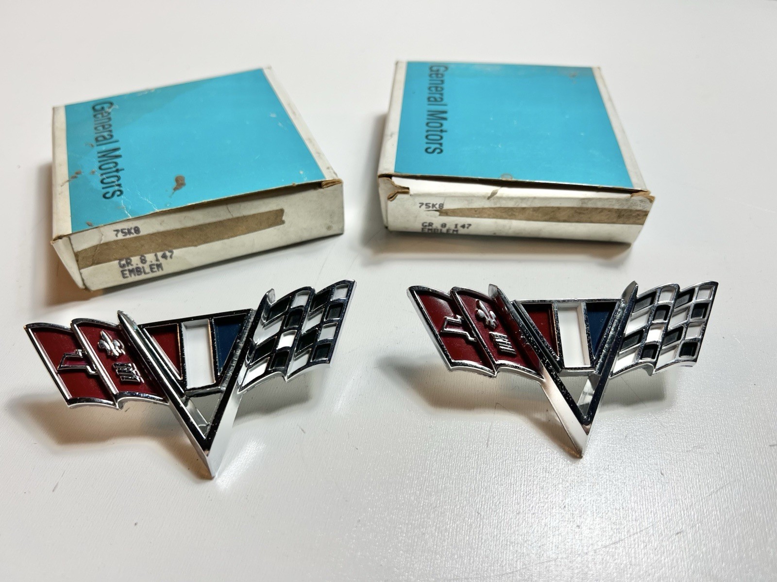 Nos Vintage 1964 - 67 Chevrolet V8 Emblem OEM Impala Chevelle Corvette 3840318 Nos Vintage 1964 - 67 Chevrolet V8 Emblem OEM Impala Chevelle Corvette 3840318