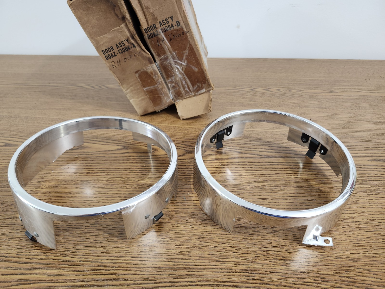1970 70 FORD GALAXIE XL 500 NOS HEAD LIGHT TRIM RING BEZEL PAIR D0AZ 1970 70 FORD GALAXIE XL 500 NOS HEAD LIGHT TRIM RING BEZEL PAIR D0AZ