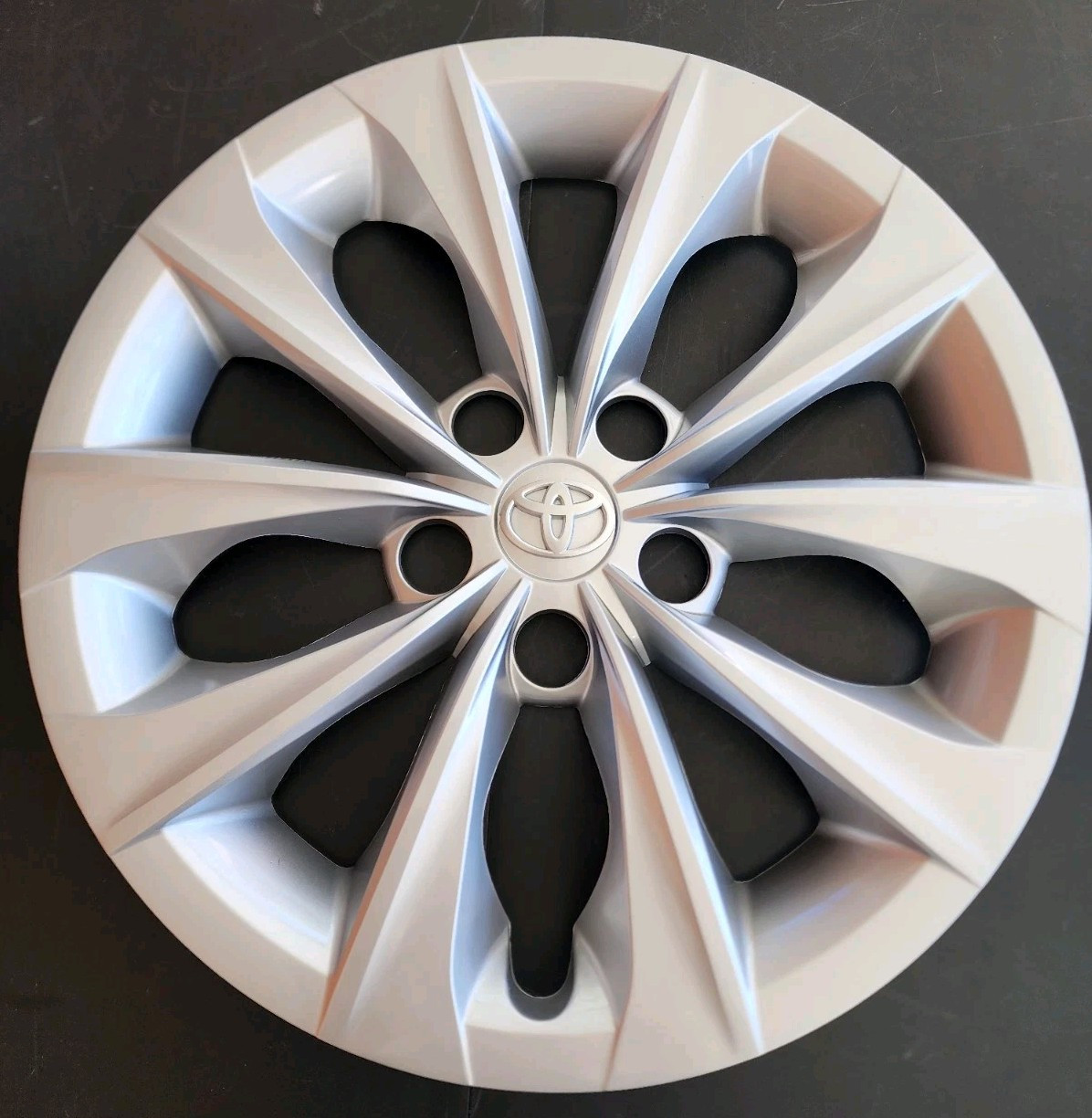 NEW 2015-2017 Fits Toyota Camry Premium 16-inch Silver Hubcap 61175