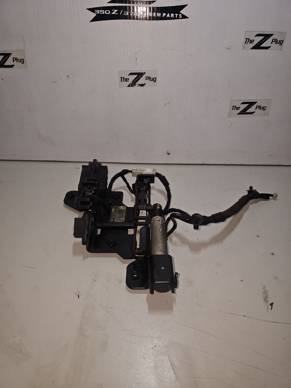 NISSAN 370Z CONVERTIBLE TOP REAR LEFT TOP LATCH LOCK ASSEMBLY 500070