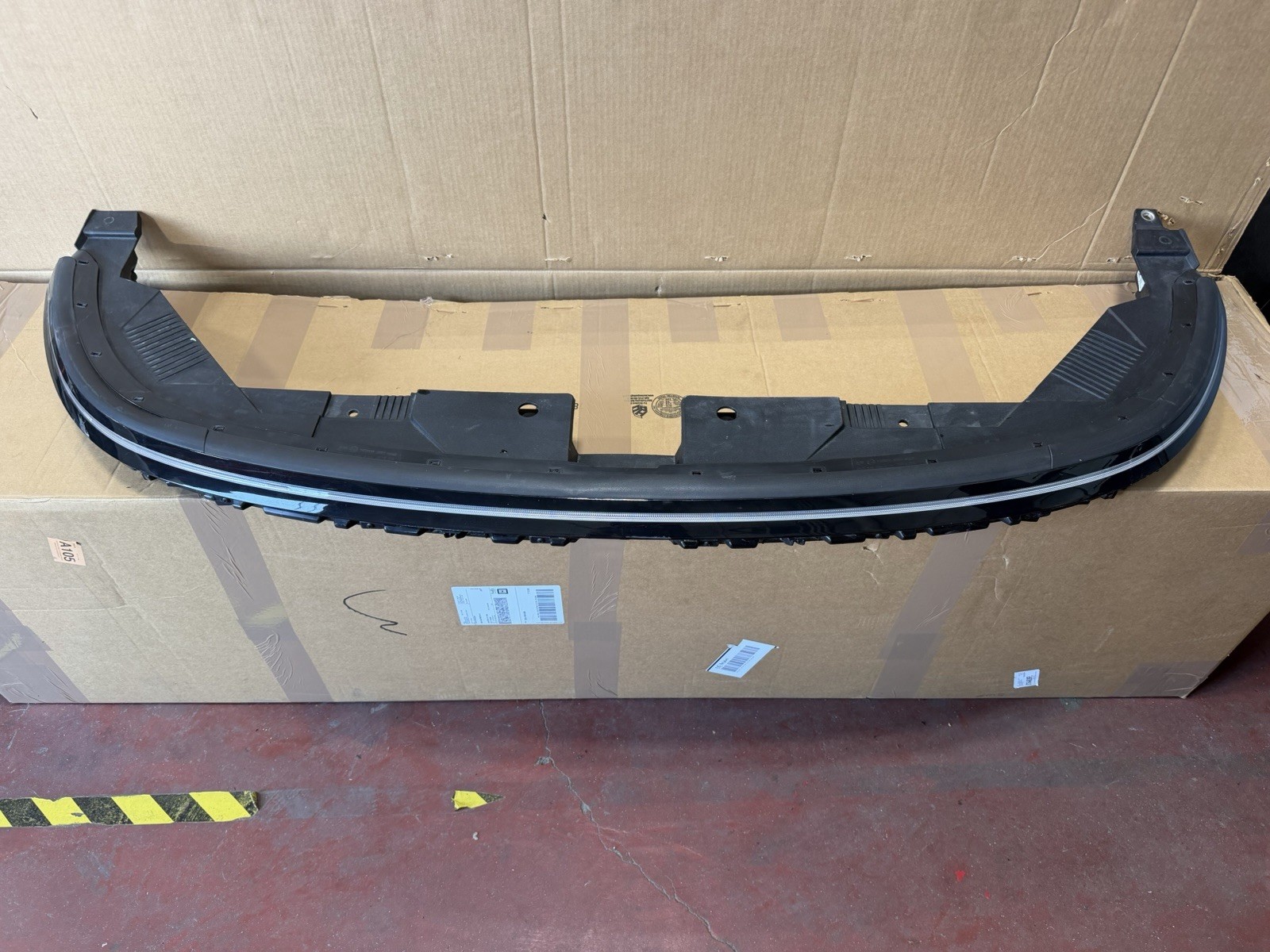 USED - 2024-2025 Hyundai Kona Center Front Lamp - OEM (1 BROKEN TAB) USED - 2024-2025 Hyundai Kona Center Front Lamp - OEM (1 BROKEN TAB)