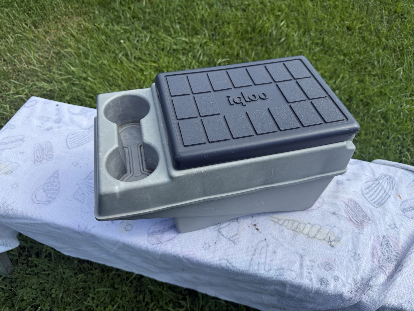 IGLOO Vintage Little Kool Rest Cooler Car Console Drink Holder Blue/Gray