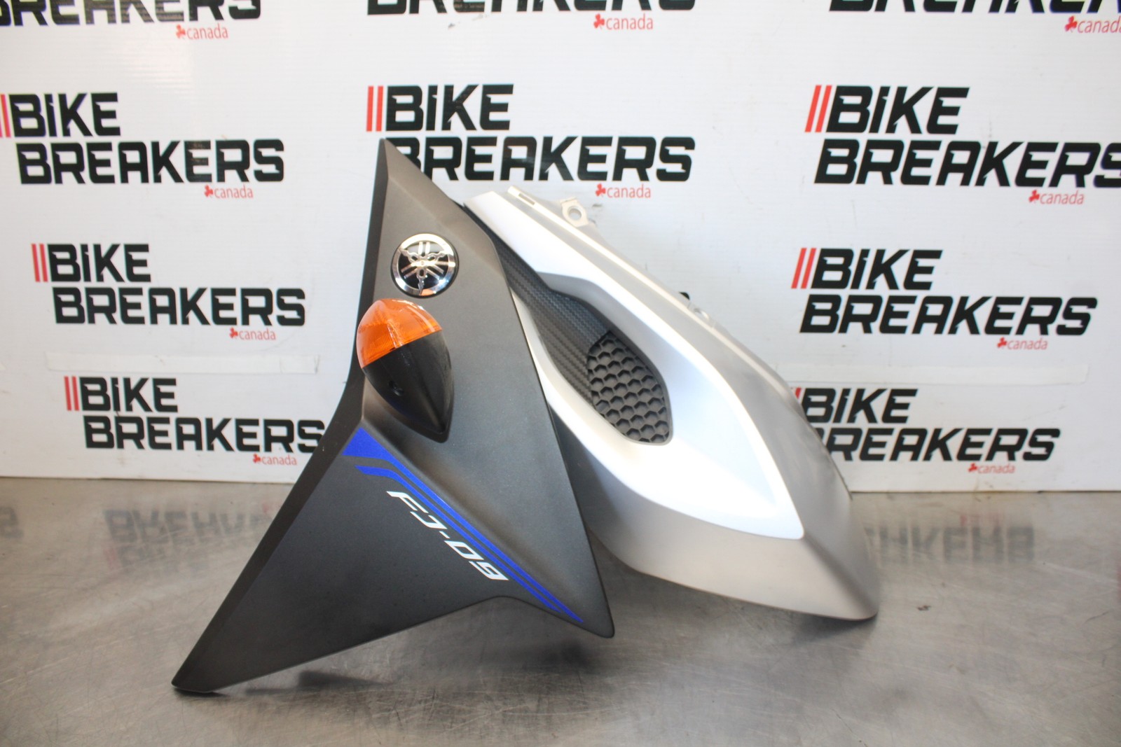 15-17 YAMAHA FJ09 LEFT FRONT UPPER MID SIDE FAIRING COWL PLASTIC BB906