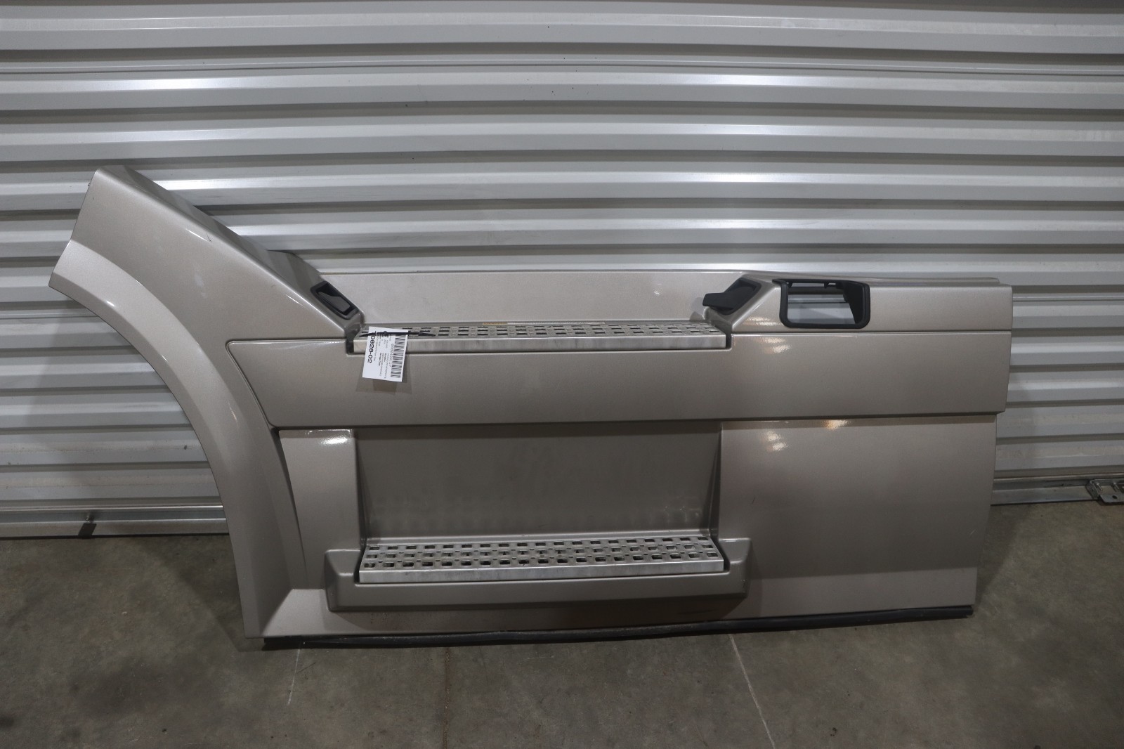 2012-2017 VOLVO VNL 780 FRONT LEFT DRIVER STEP FAIRING PANEL 82487576 OEM 2012-2017 VOLVO VNL 780 FRONT LEFT DRIVER STEP FAIRING PANEL 82487576 OEM