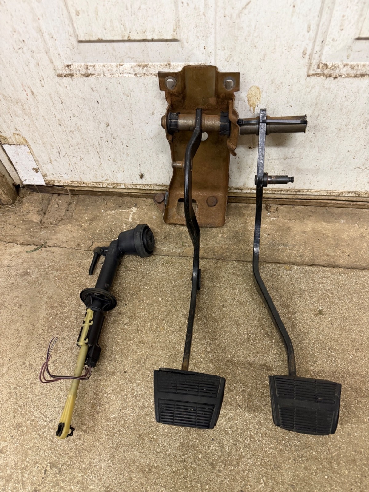 1995- 1999 Chevy GMC 1500 2500 3500 Clutch & Brake Pedal Assembly OEM