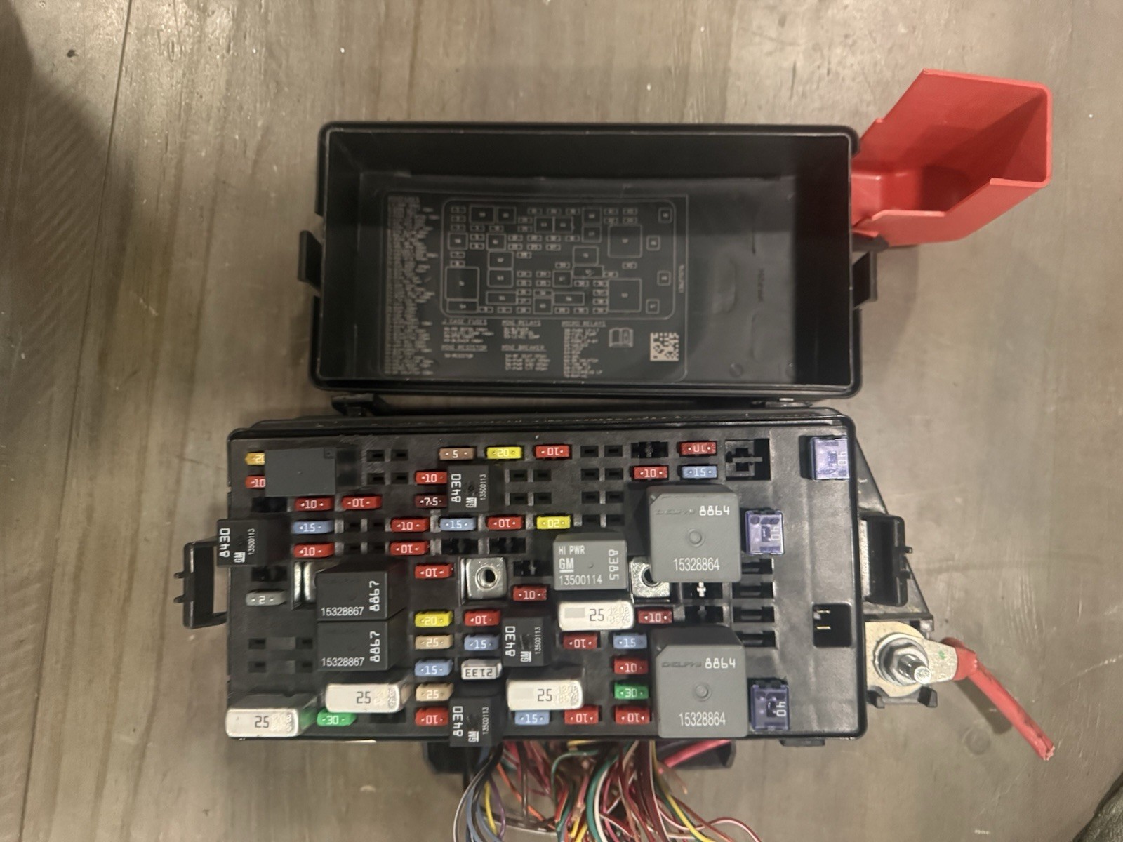 2008 - 2011 Buick Lucerne Cadillac DTS Rear Seat Fuse Box Relay OEM 13599107