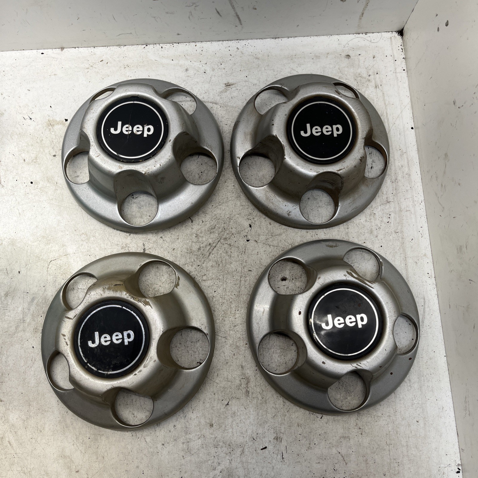 Jeep Cherokee XJ Wheel Center Caps Hubs Wrangler TJ YJ Set Of 4 OEM 1990 - 2000 Jeep Cherokee XJ Wheel Center Caps Hubs Wrangler TJ YJ Set Of 4 OEM 1990 - 2000