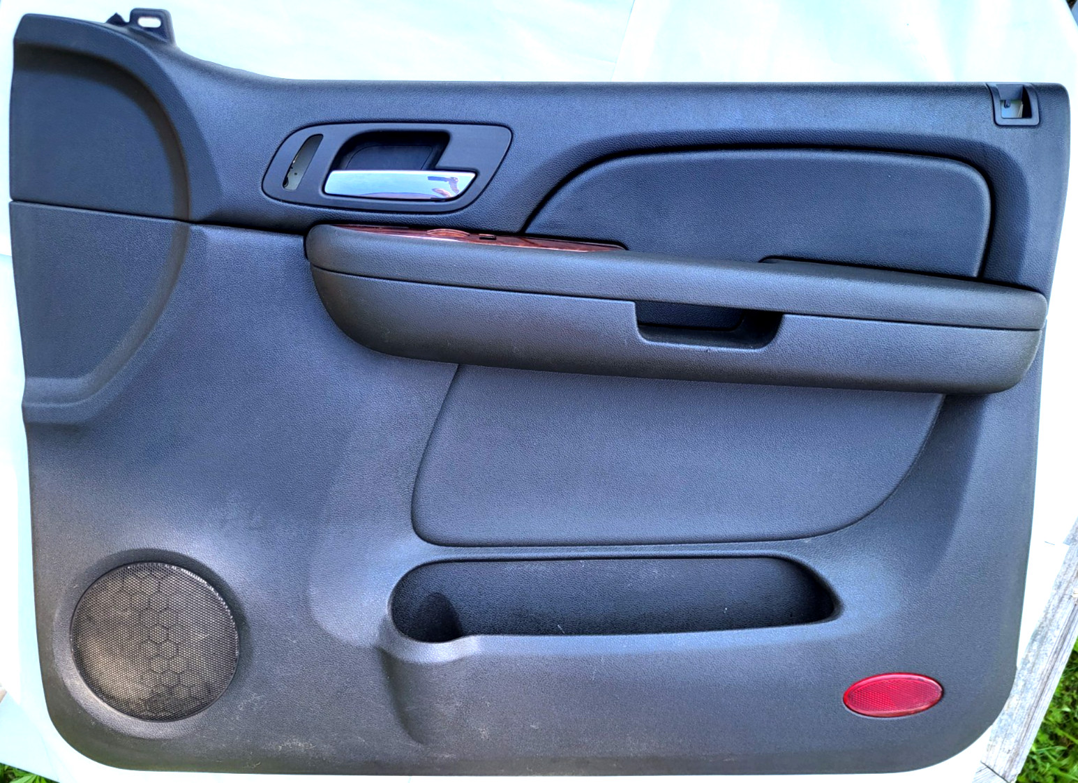 07-09 Chevy Tahoe Yukon Suburban Passenger Side Front Door Panel Black Woodgrain