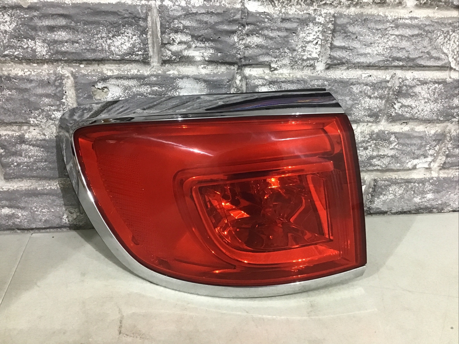 2013-2017 Buick Enclave Tail Light Left (driver Side) OEM, COMPLETE. 2013-2017 Buick Enclave Tail Light Left (driver Side) OEM, COMPLETE.