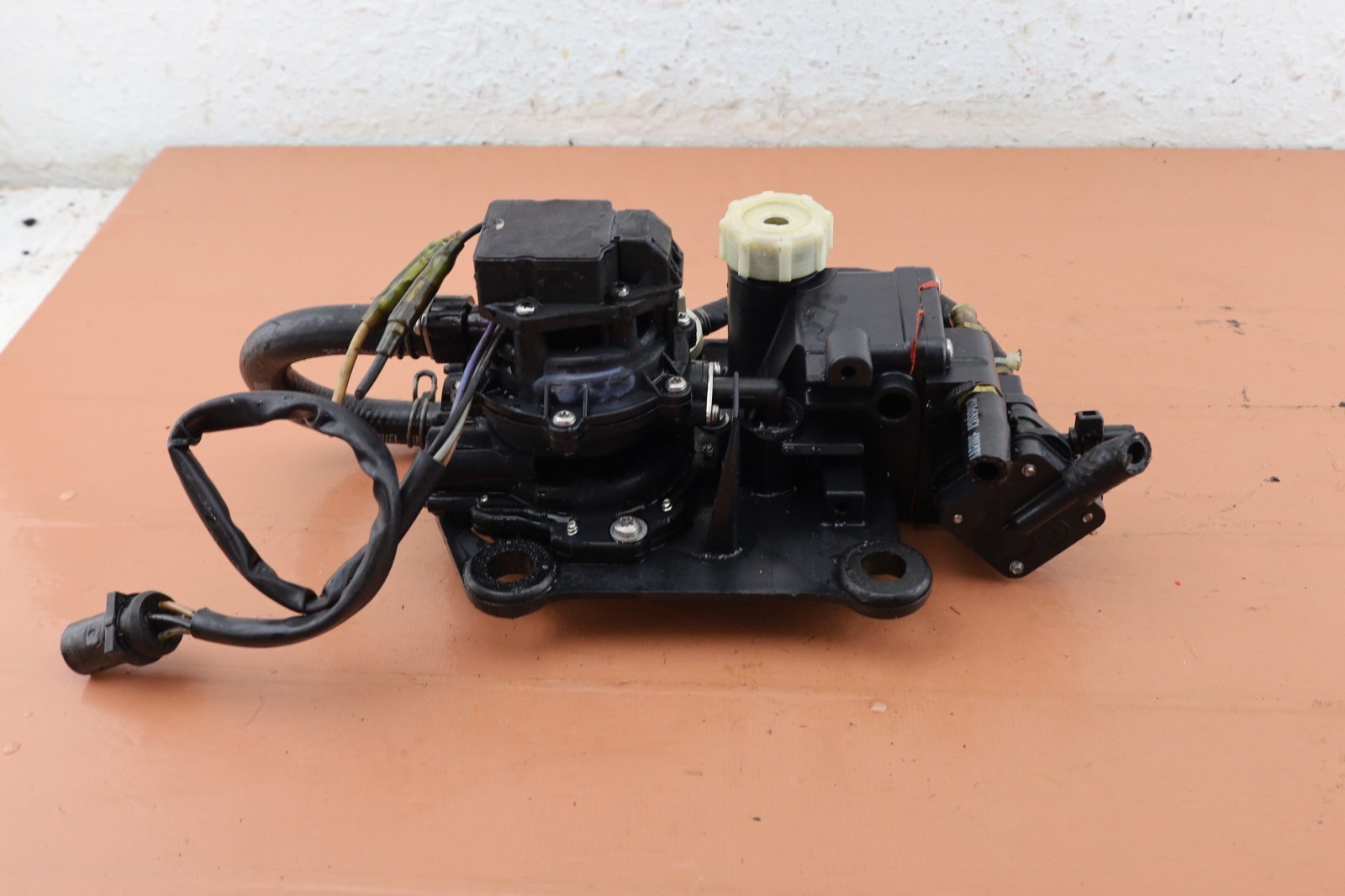1993 Johnson 175 hp J175GLETR Outboard OEM Fuel Pump & Bracket Assy 335237