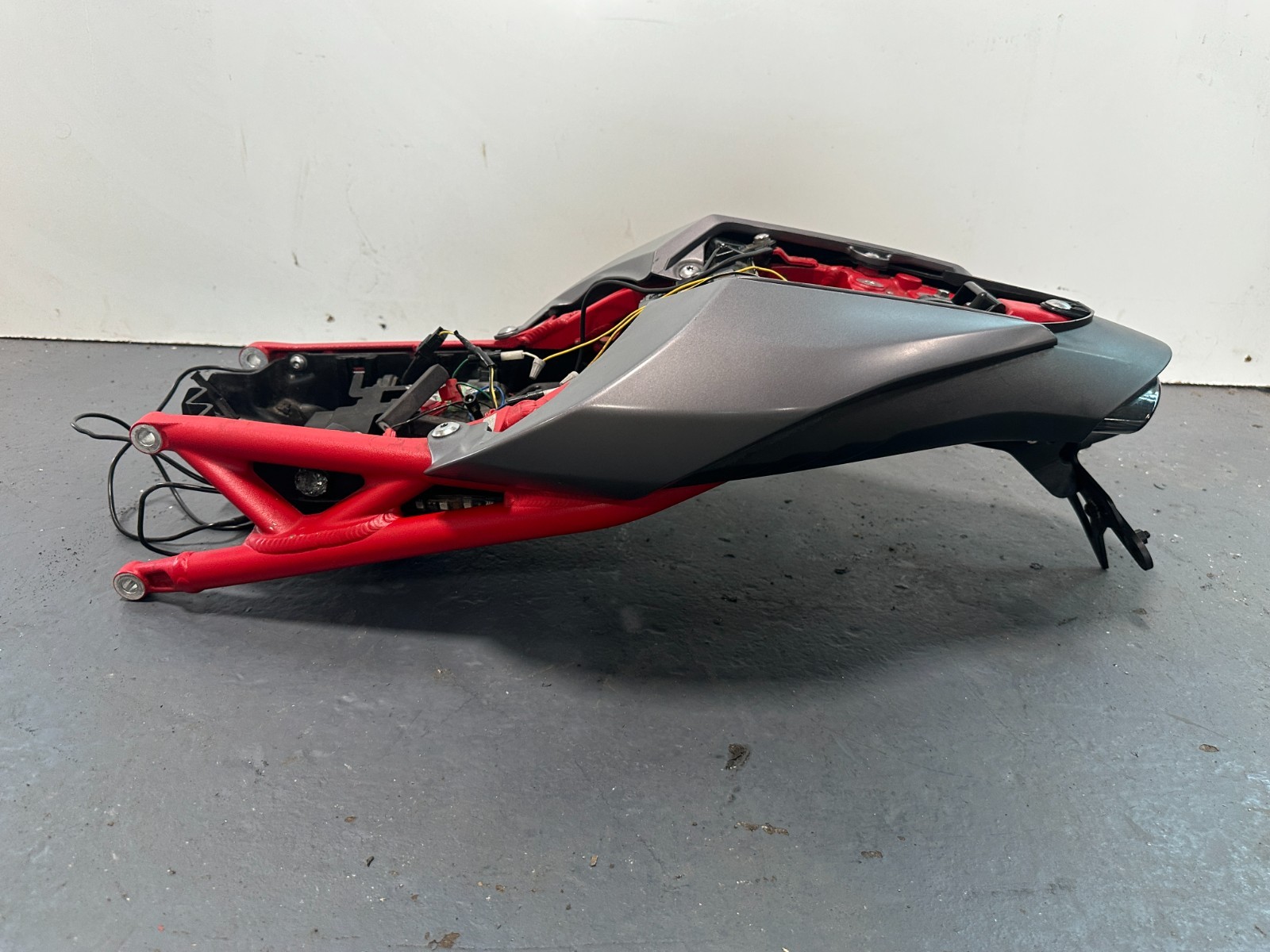16-18 TRIUMPH SPEED TRIPLE 1050 R REAR BACK SUBFRAME TAIL SECTION FAIRINGS OEM