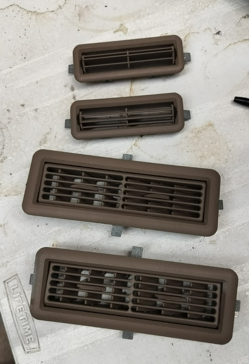 1995-99 Chevrolet GMC GMT400 Suburban 2nd Row Overhead A/C Vents TAN