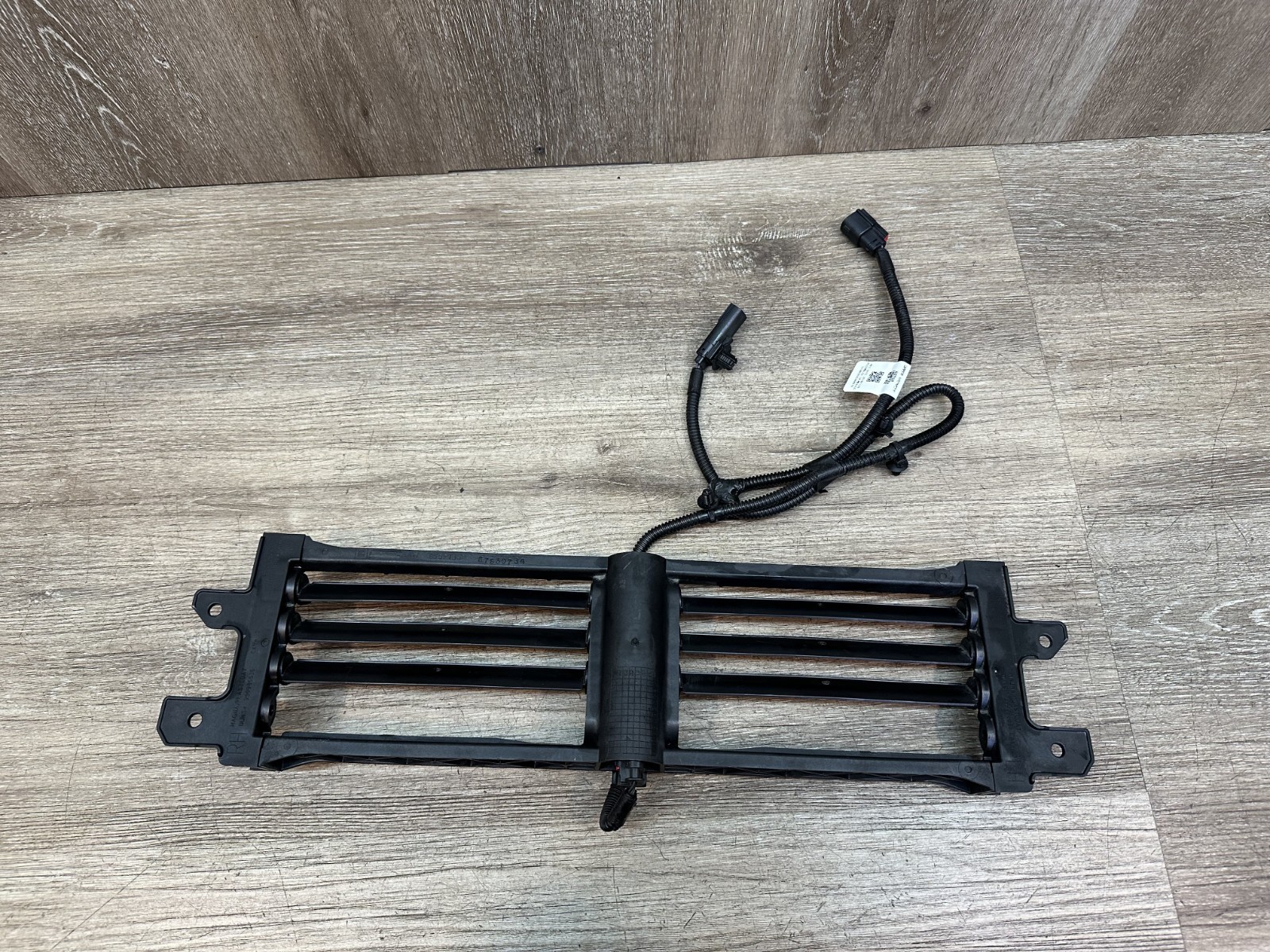 2020-23 CHEVROLET SILVERADO 2500 LOWER SHUTTER ASSY - OEM # 87830734
