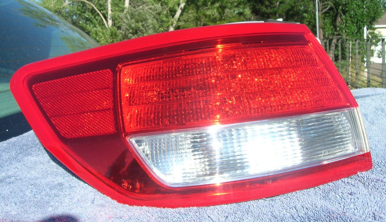 2010-2012 Lincoln MKZ Left Driver's Rear Outer Driver's Tail Light Lens OEM Nice