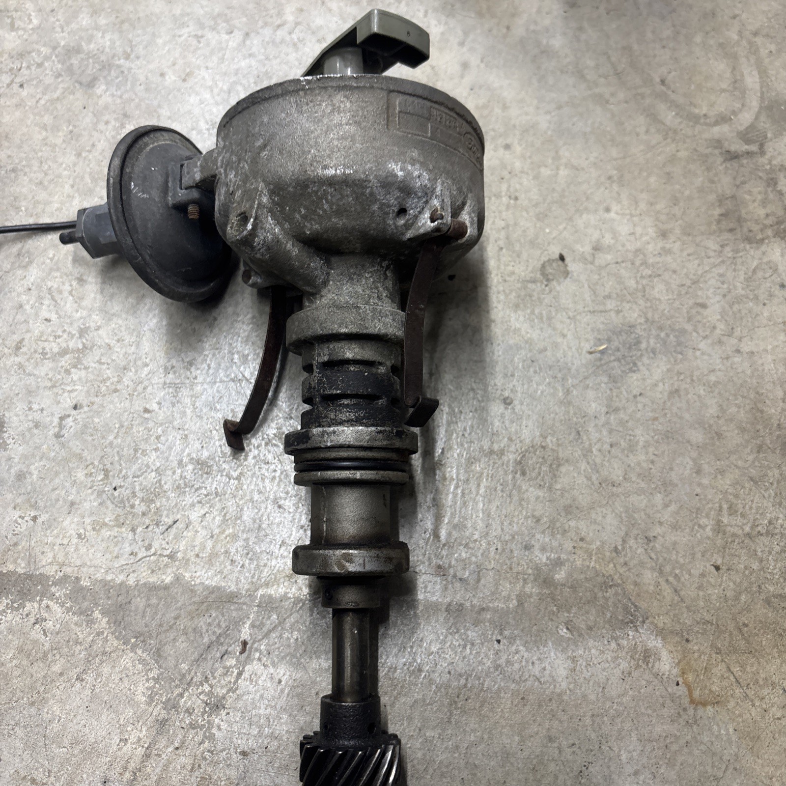 1964/65 FORD FOMOCO V-8 DISRTIBUTOR PART NO.C4GF-12127-A/B9AF-12131B 1964/65 FORD FOMOCO V-8 DISRTIBUTOR PART NO.C4GF-12127-A/B9AF-12131B