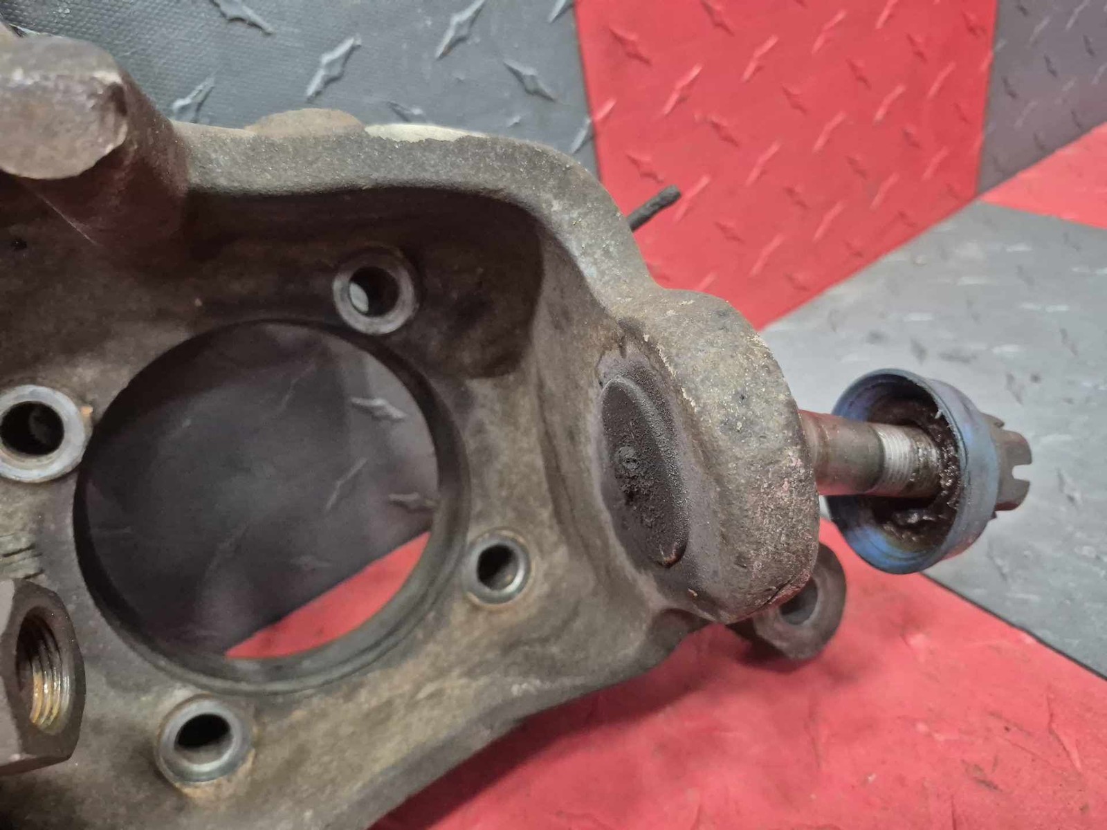 1999-2004 Ford F250 F350 4X4 Front Axle Steering Knuckle Spindle RH Passenger 1999-2004 Ford F250 F350 4X4 Front Axle Steering Knuckle Spindle RH Passenger
