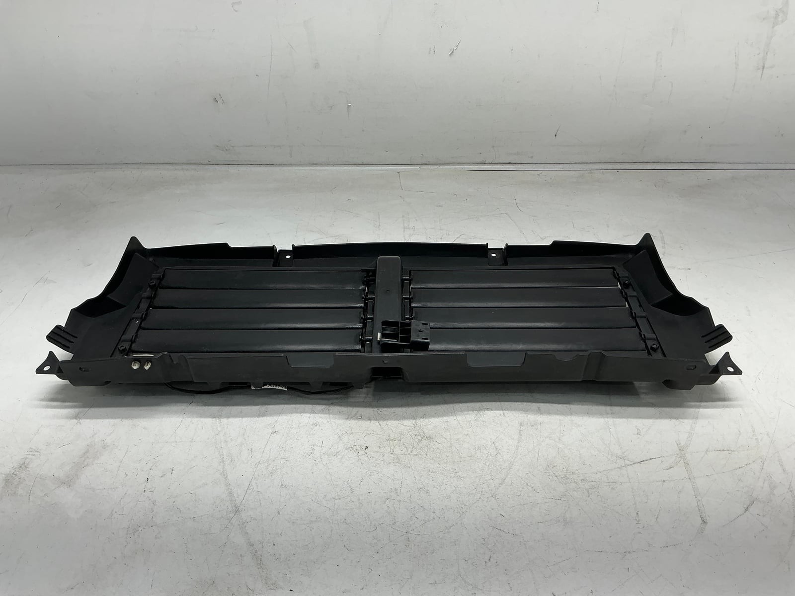 17-20 Jaguar F-Pace Center Radiator Active Air Shutter Grille OEM CM
