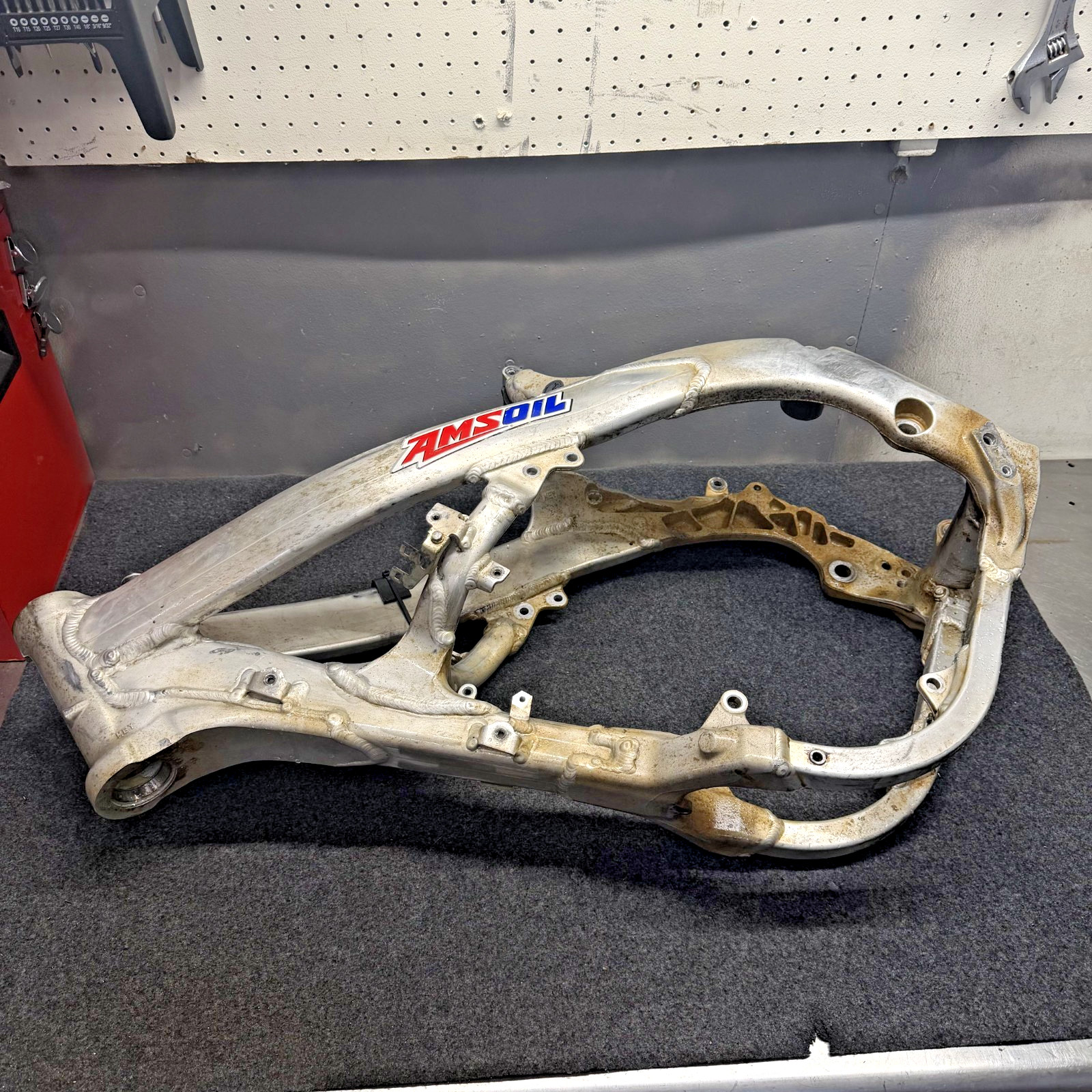 05-07 Honda CRF450X OEM MAIN FRAME CHASSIS BODY ALUMINUM (NO TITLE) 05-07 Honda CRF450X OEM MAIN FRAME CHASSIS BODY ALUMINUM (NO TITLE)