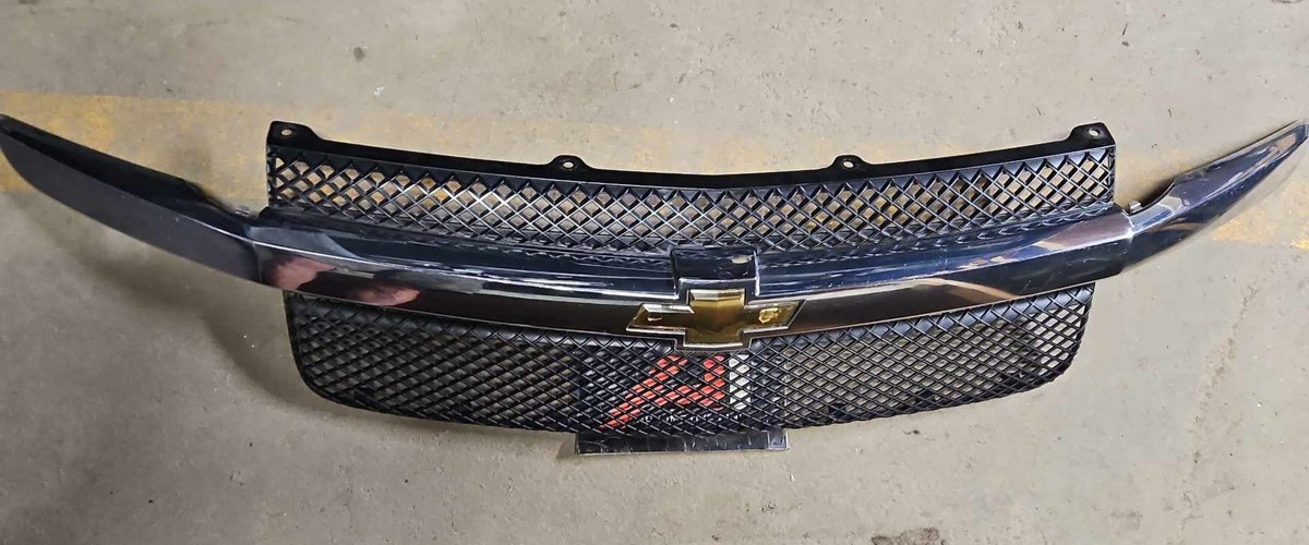 05-09 CHEVROLET EQUINOX Grille Black Honeycomb W/Chrome Trim Panel \'Bowtie\' OEM