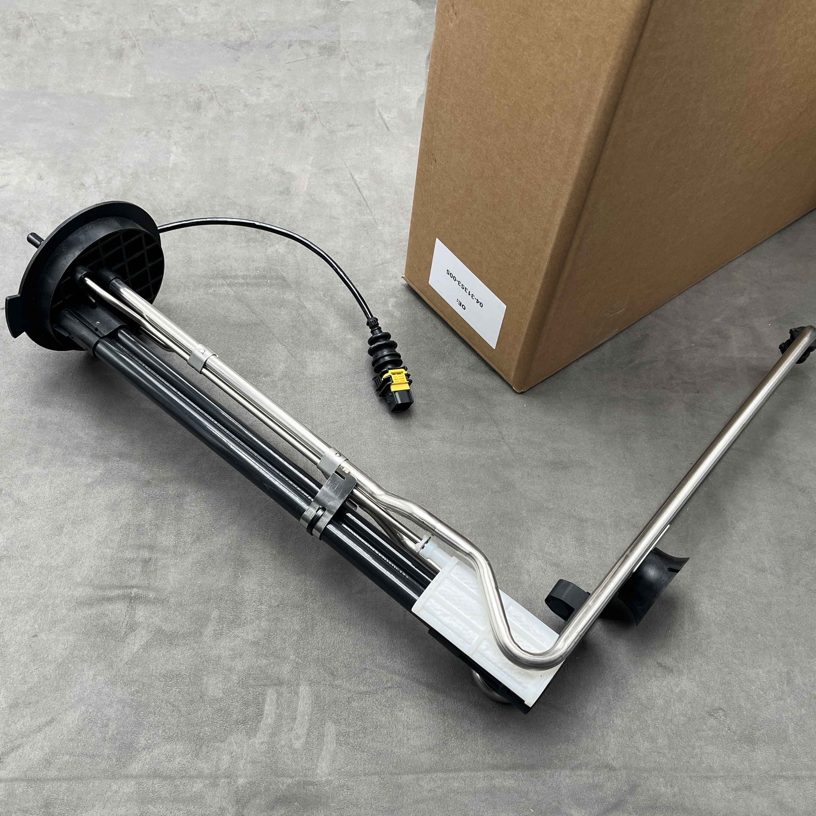04-31353-005 Diesel Exhaust Fluid Level Sensor for Freightliner Cummins Engine 