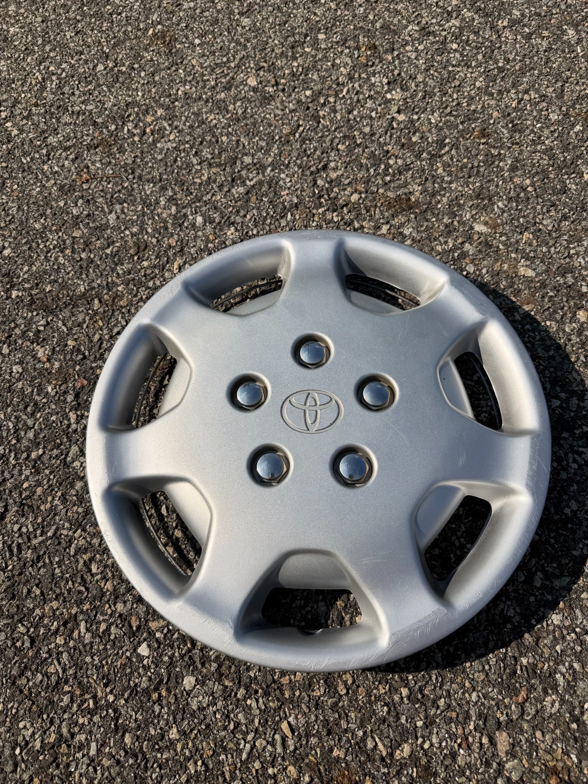 One factory 1991 to 1994 Toyota Camry 14 inch hubcap wheel cover 42621-06020