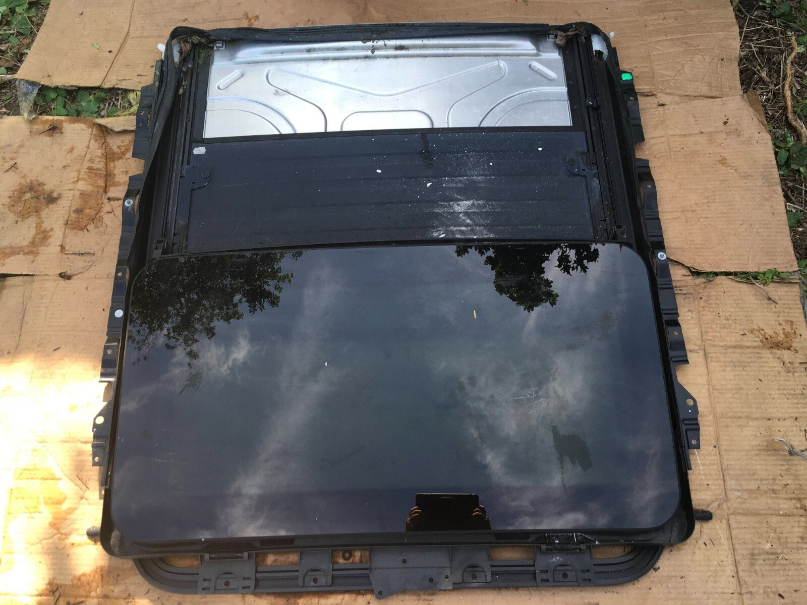 2006 - 2011 BMW 328i Sun Roof Moon Roof Assembly Part 895696913 OEM .