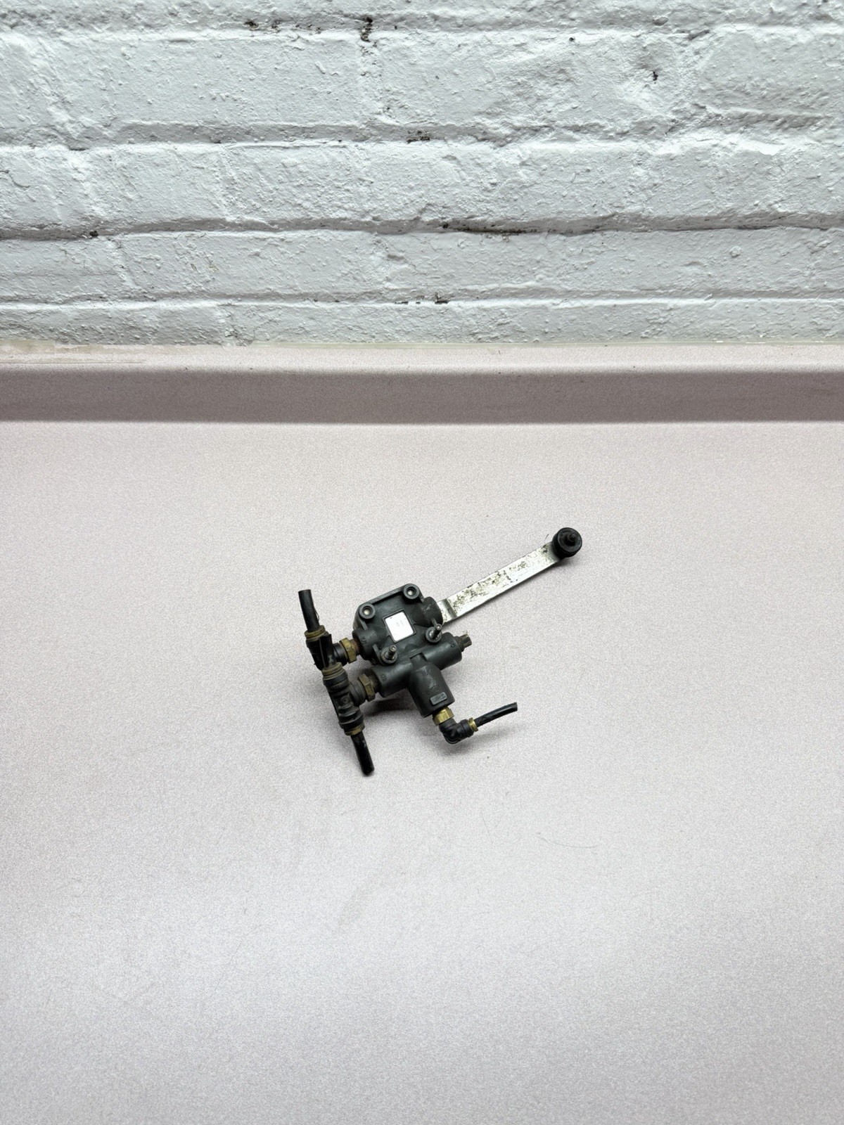 Volvo VNL Genuine Mack Leveling Valve 85148635
