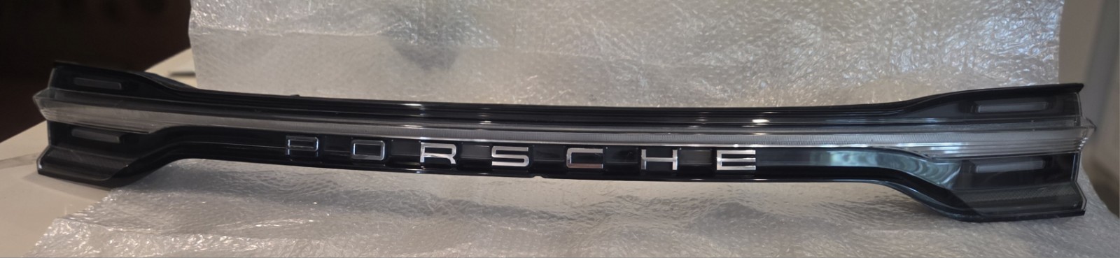 2022-2026 PORSCHE MACAN 95B - REAR Center LED TAIL Light / Light BAR Assembly