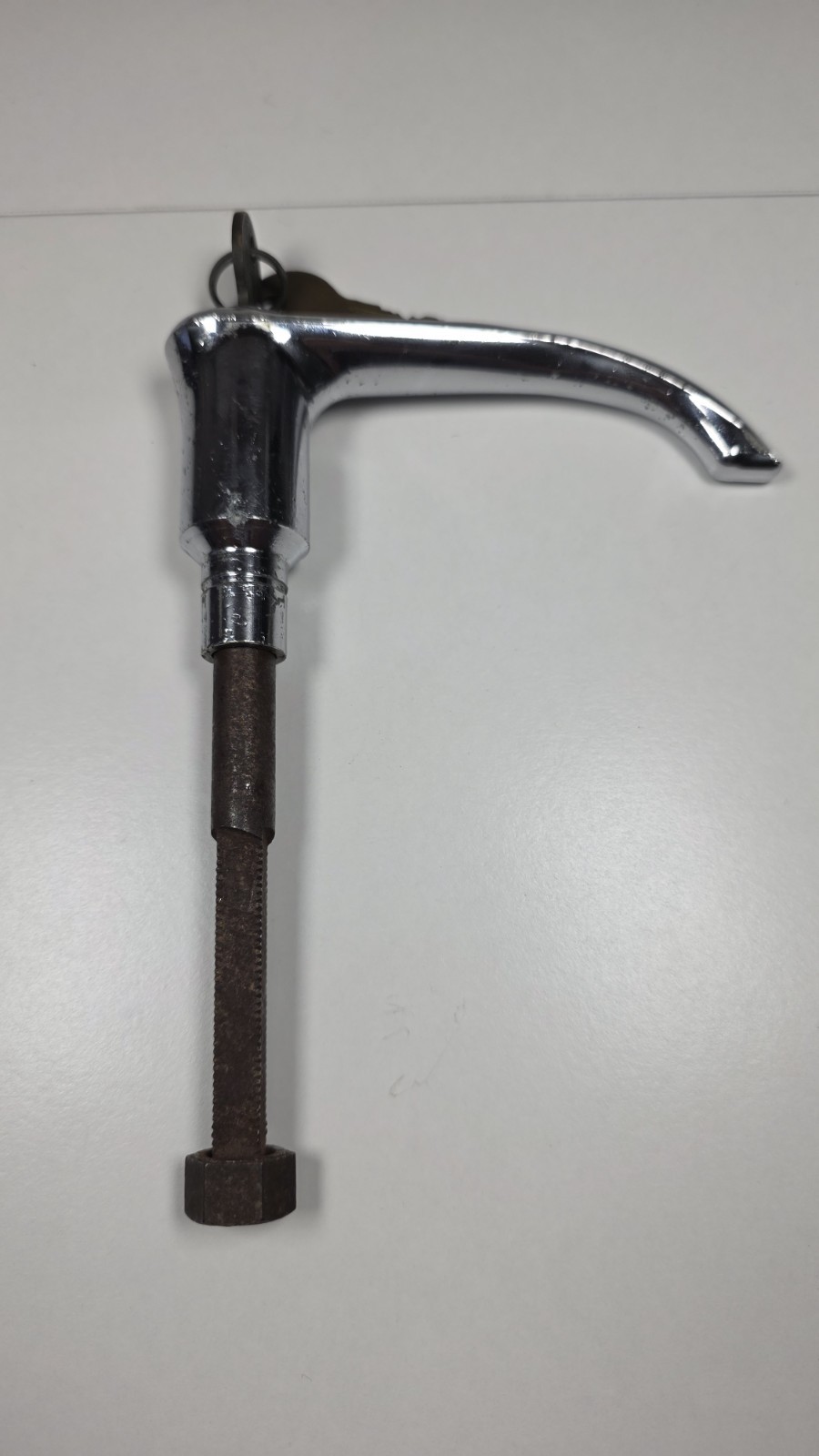 VINTAGE 1937-1939 CHEVROLET TRUNK LID LOCKING L-HANDLE W / ORIGINAL YALE KEYS GM VINTAGE 1937-1939 CHEVROLET TRUNK LID LOCKING L-HANDLE W / ORIGINAL YALE KEYS GM