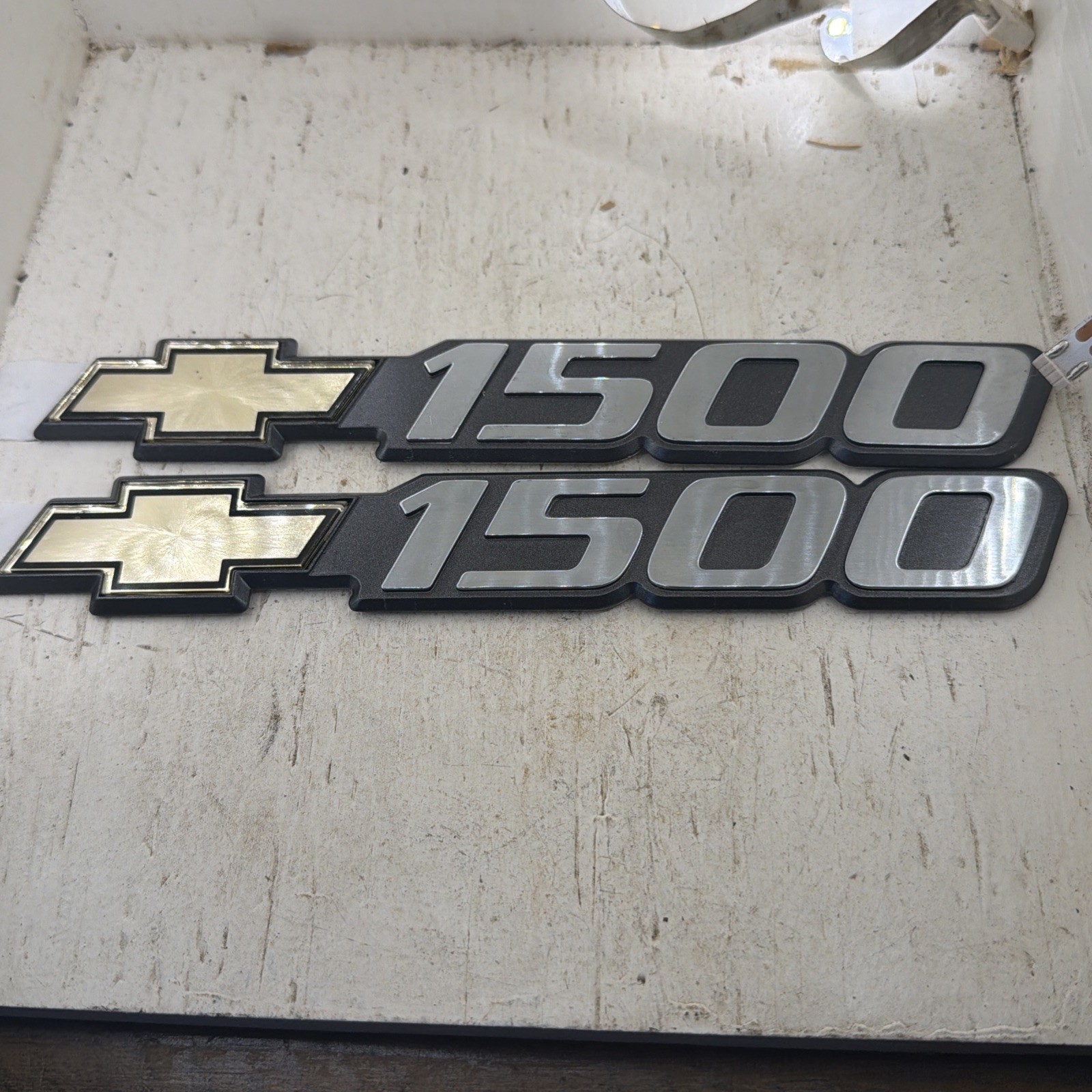 2-NOS OEM GM 15707431 Front Door Side Emblem Nameplate 1999-06 Silverado 1500