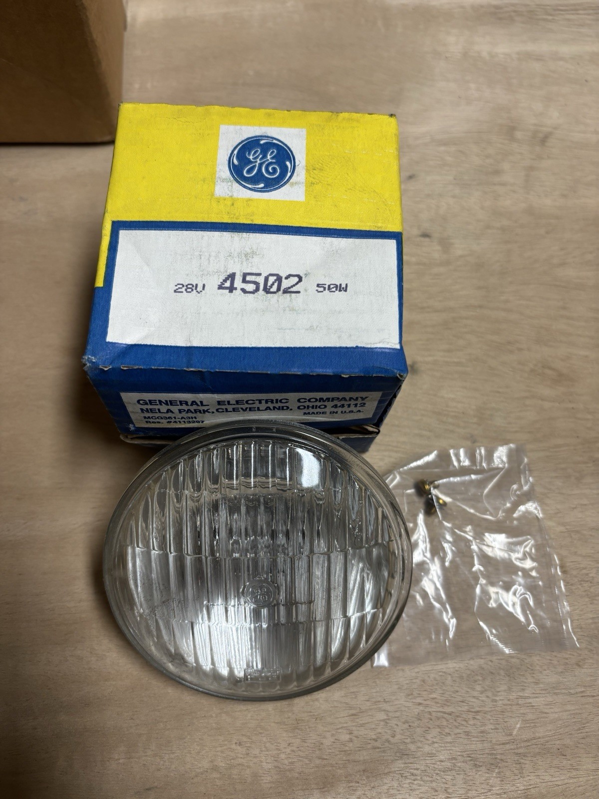 New Vintage GE 4502 Sealed Beam Aircraft Lamp 28V 50W PAR36 Genuine Made in USA
