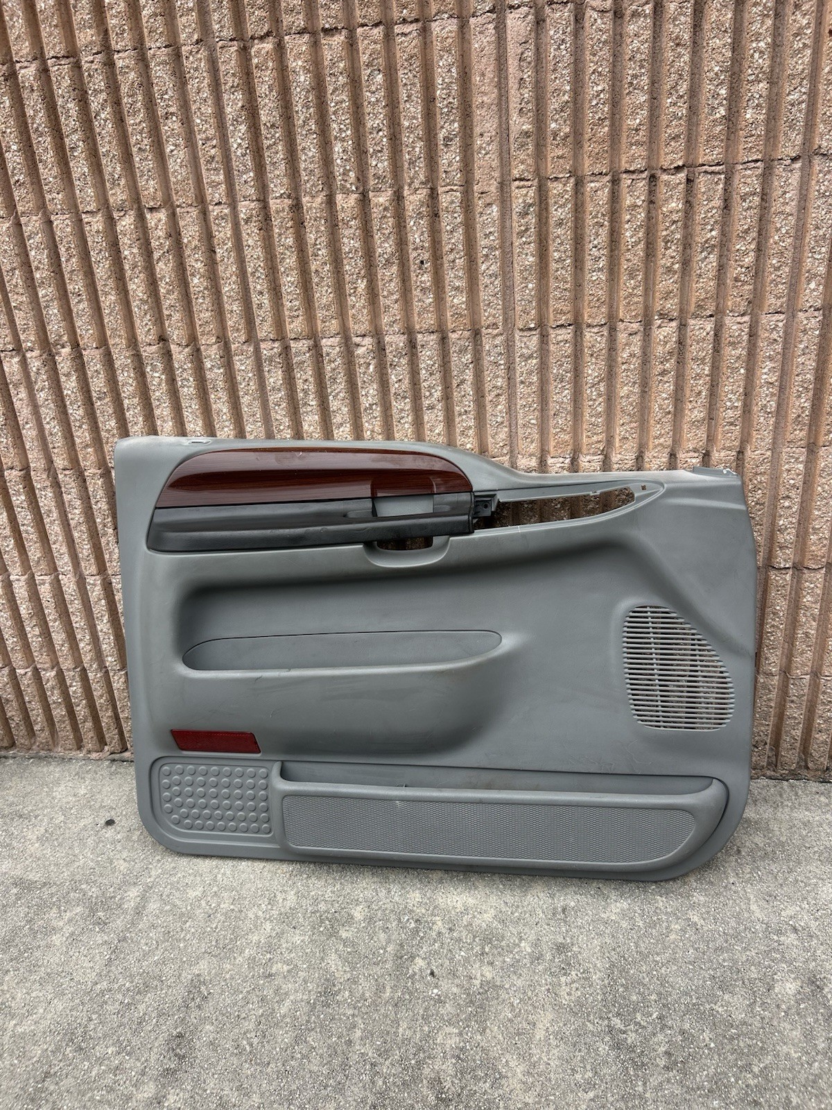05-07 Ford F250 F350 Lariat LH Left Driver Front Door Panel Gray Wood Grain AD