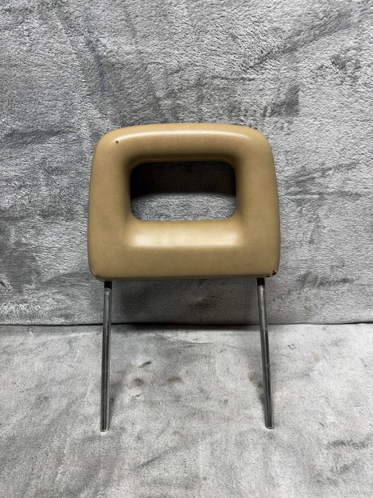 vw 79-85 Vanagon Head Rest OEM ORIGINAL BEIGE/ BROWN NOT PERFECT qty 1 vw 79-85 Vanagon Head Rest OEM ORIGINAL BEIGE/ BROWN NOT PERFECT qty 1
