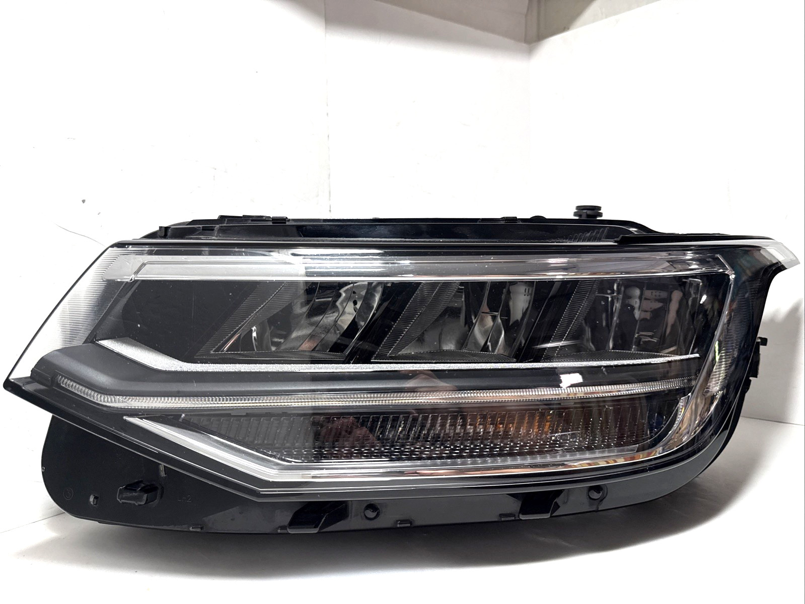 Volkswagen Tiguan 2022-24 LH Driver LED w/o Adaptive Headlight 5NL941035A CRACK